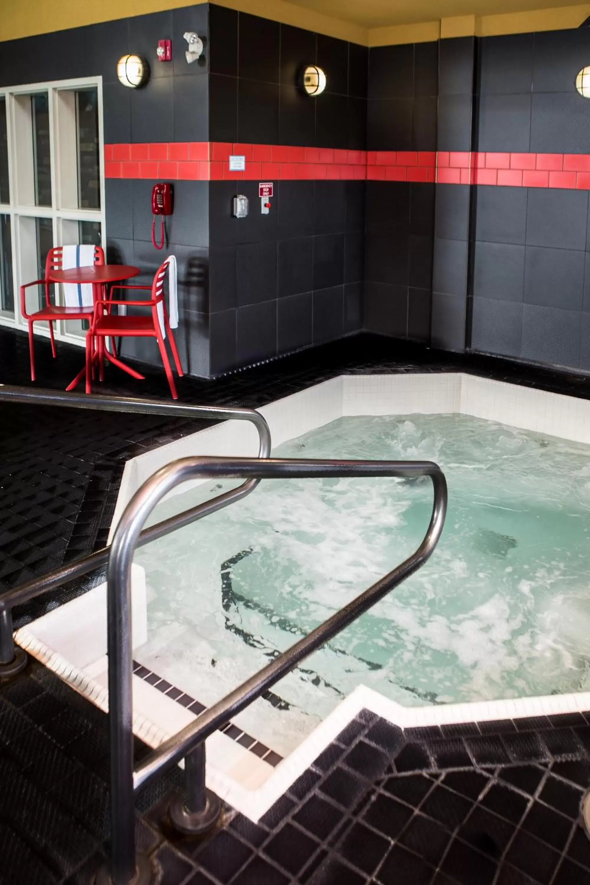 Hot Tub, Swimming Pool in Comfort Suites Kelowna