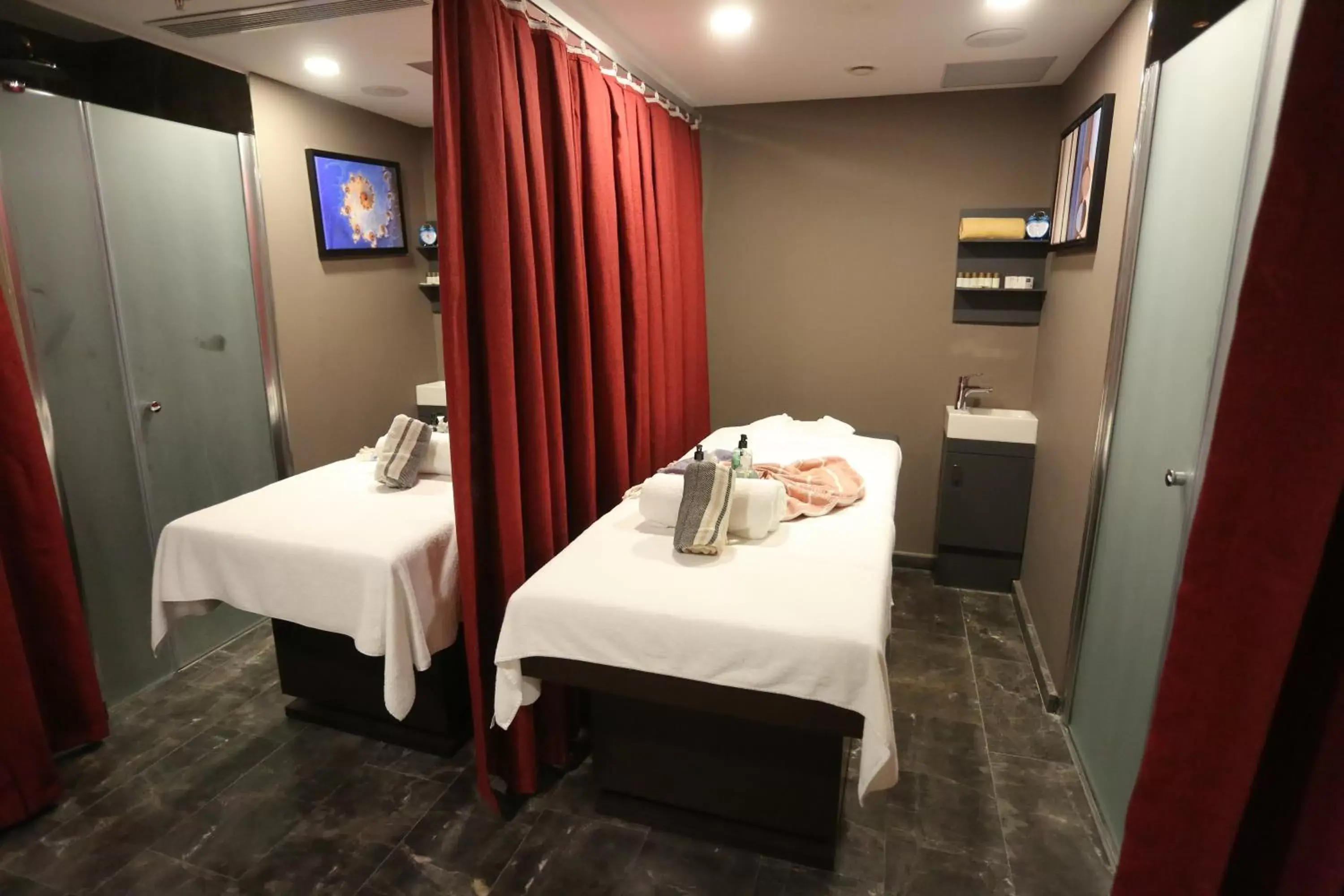 Spa and wellness centre/facilities, Bed in FOUR SEVEN HOTEL