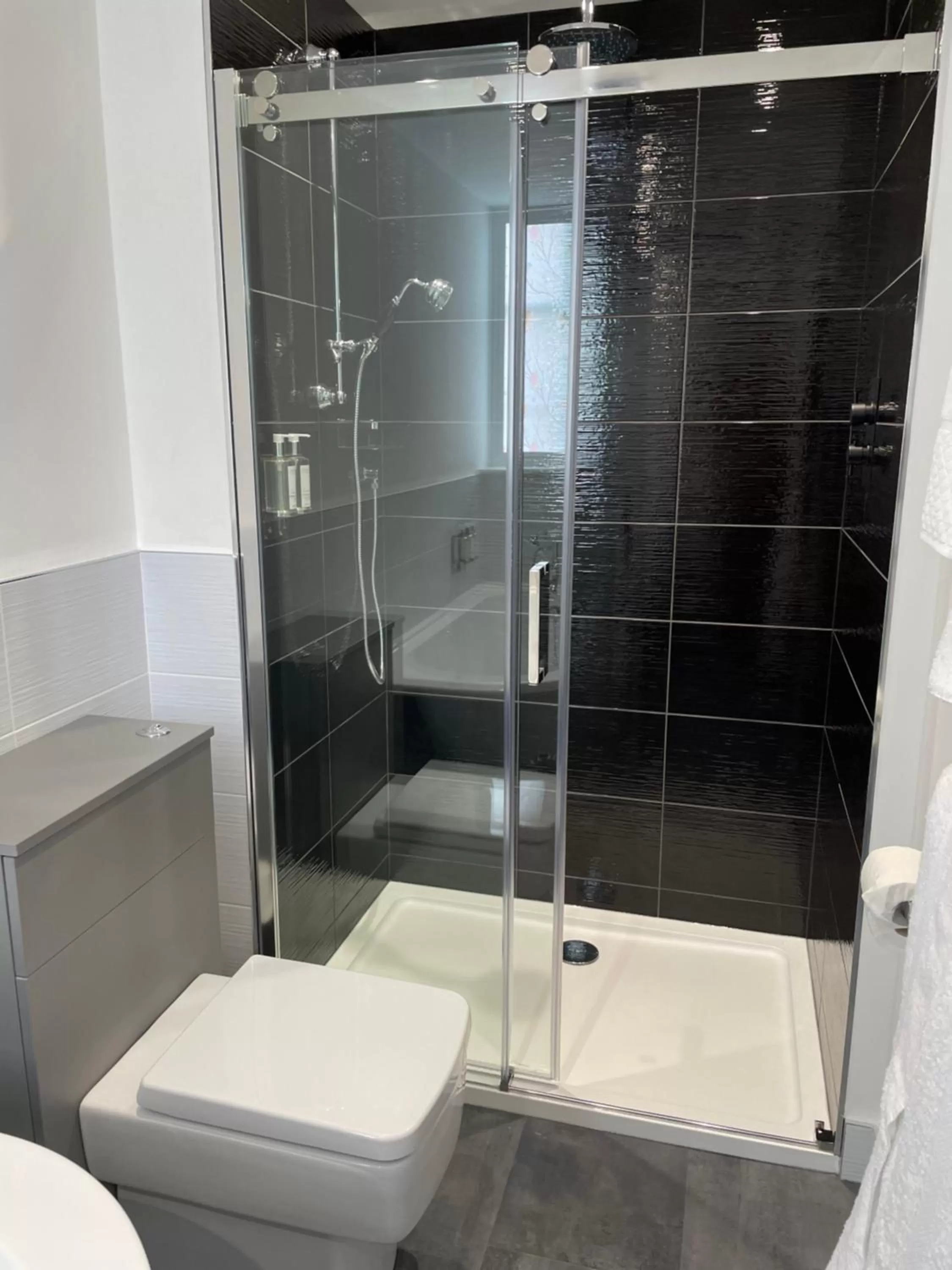 Shower in The Royal Adelaide Hotel