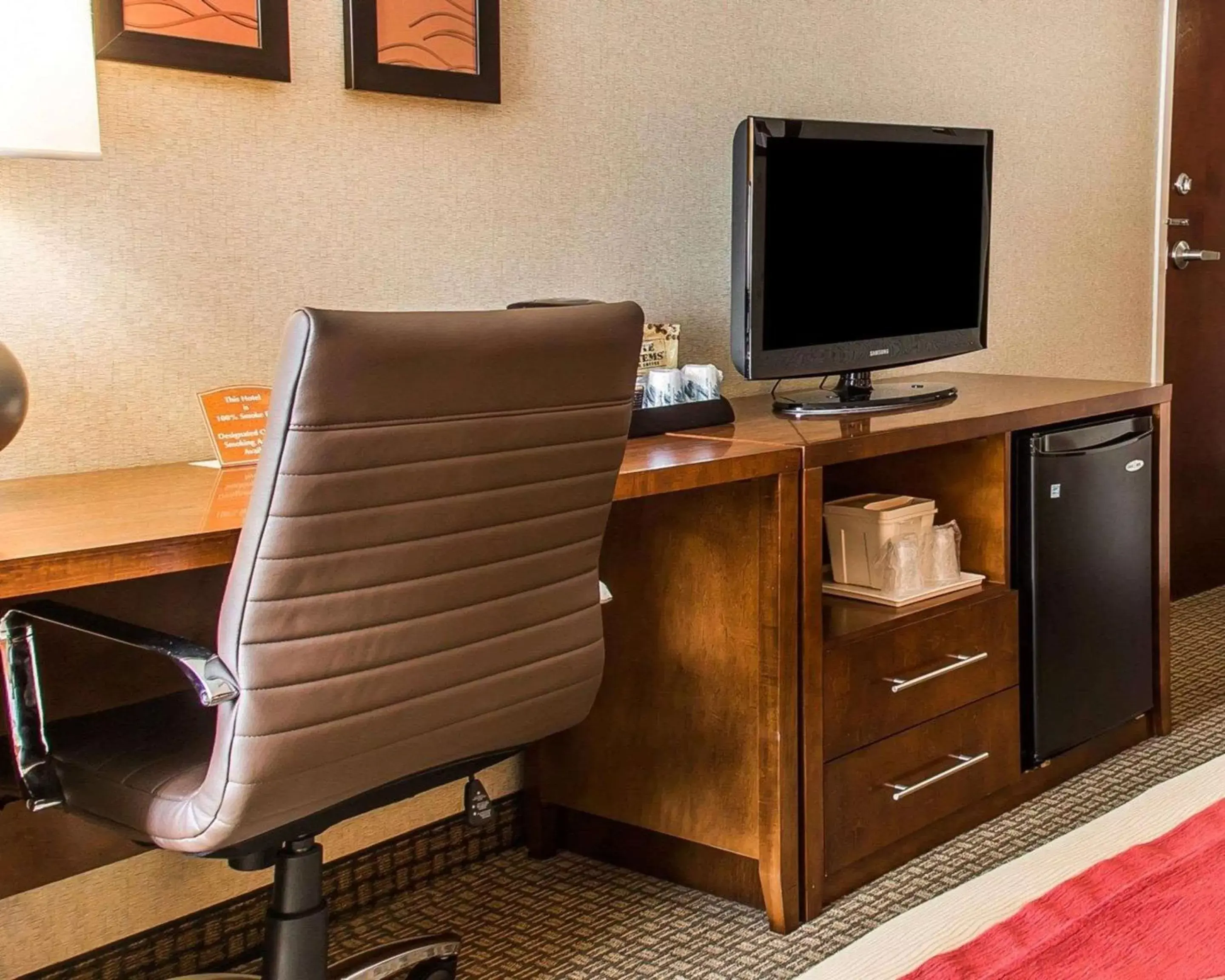 Photo of the whole room, TV/Entertainment Center in Comfort Inn Boston