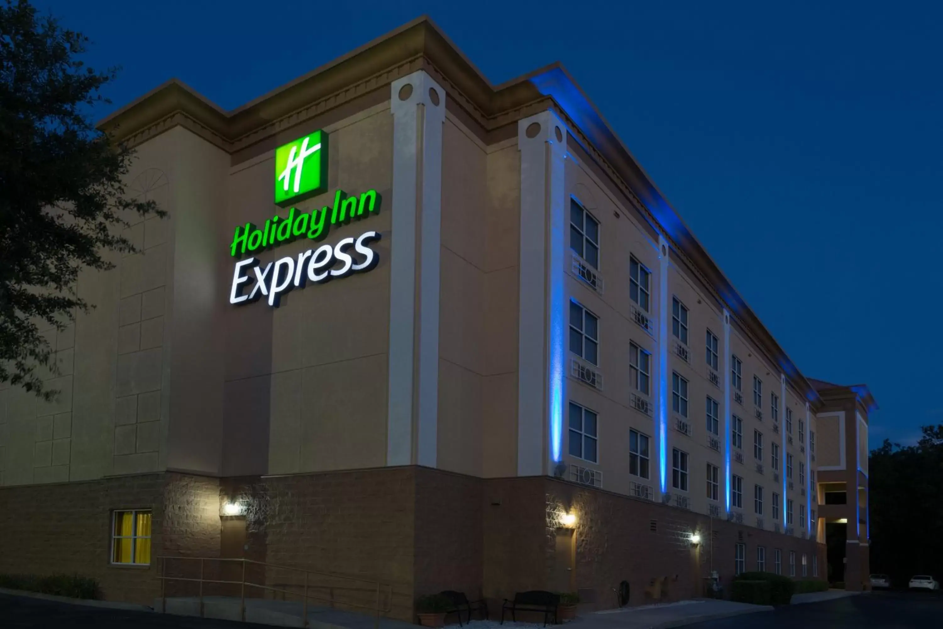 Property Building in Holiday Inn Express & Suites Plant City, an IHG Hotel