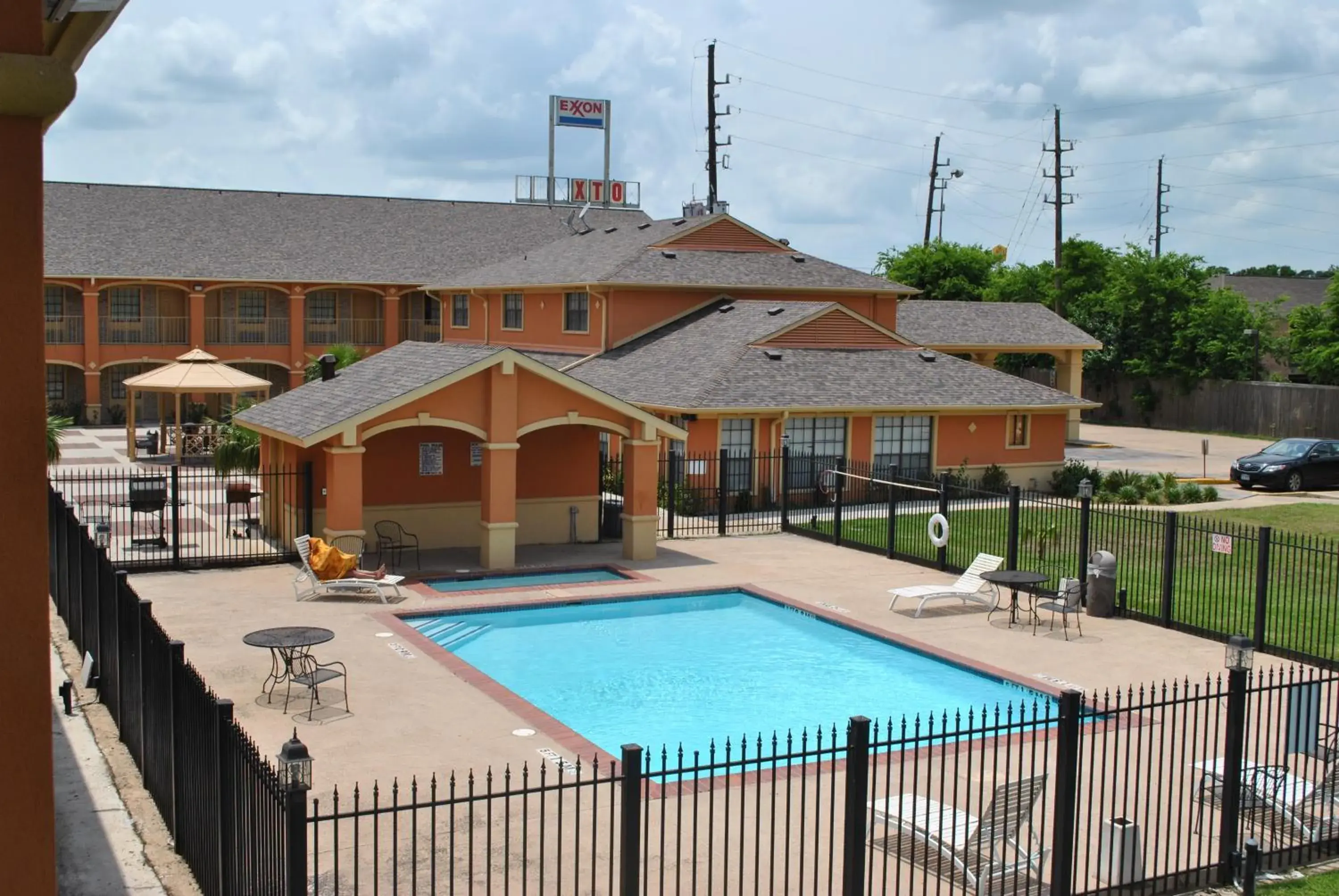 Swimming pool in Executive Inn Brookshire Swimming pool in Executive Inn Brookshire
