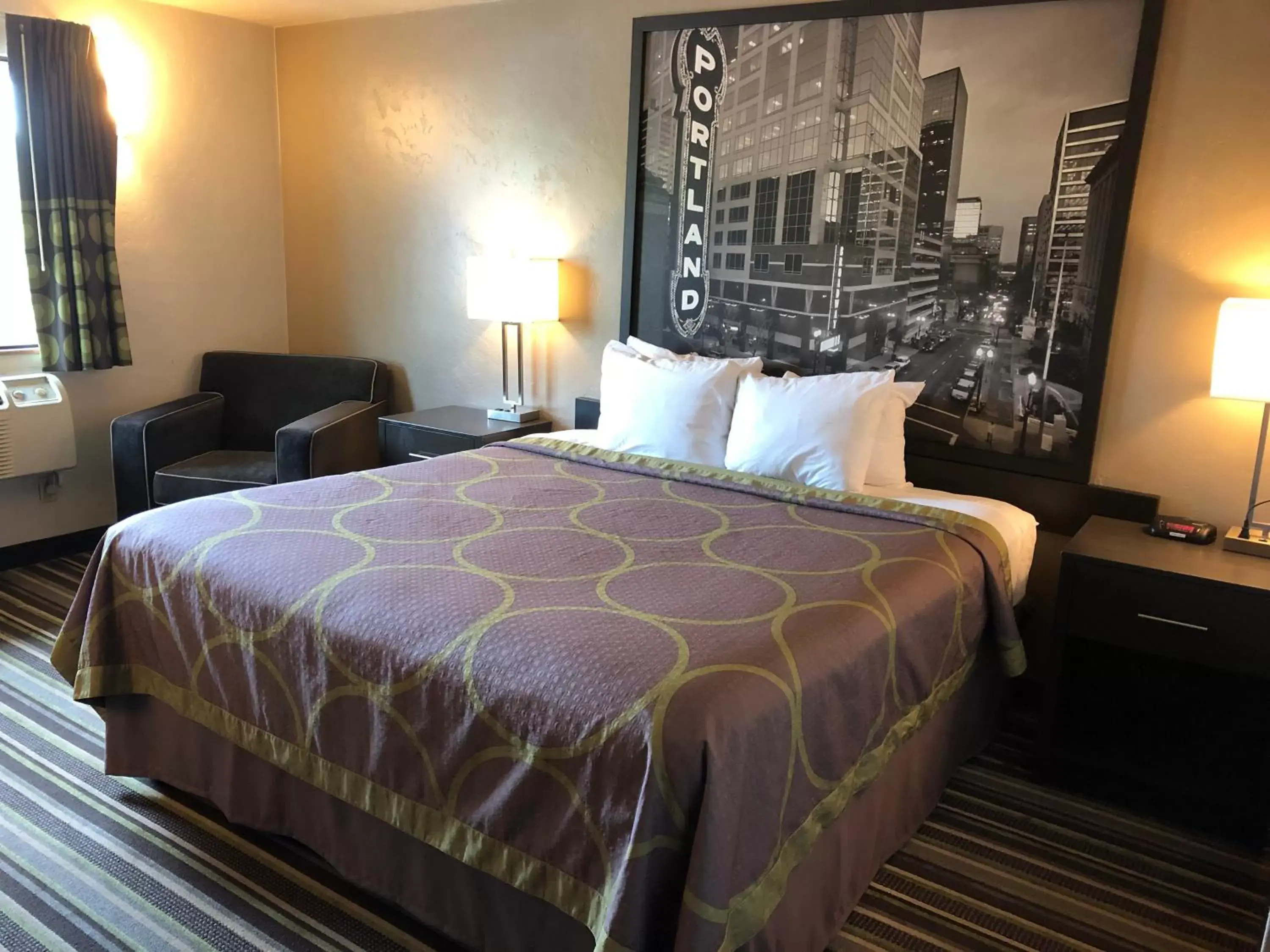 Bedroom, Bed in Super 8 by Wyndham Portland Airport