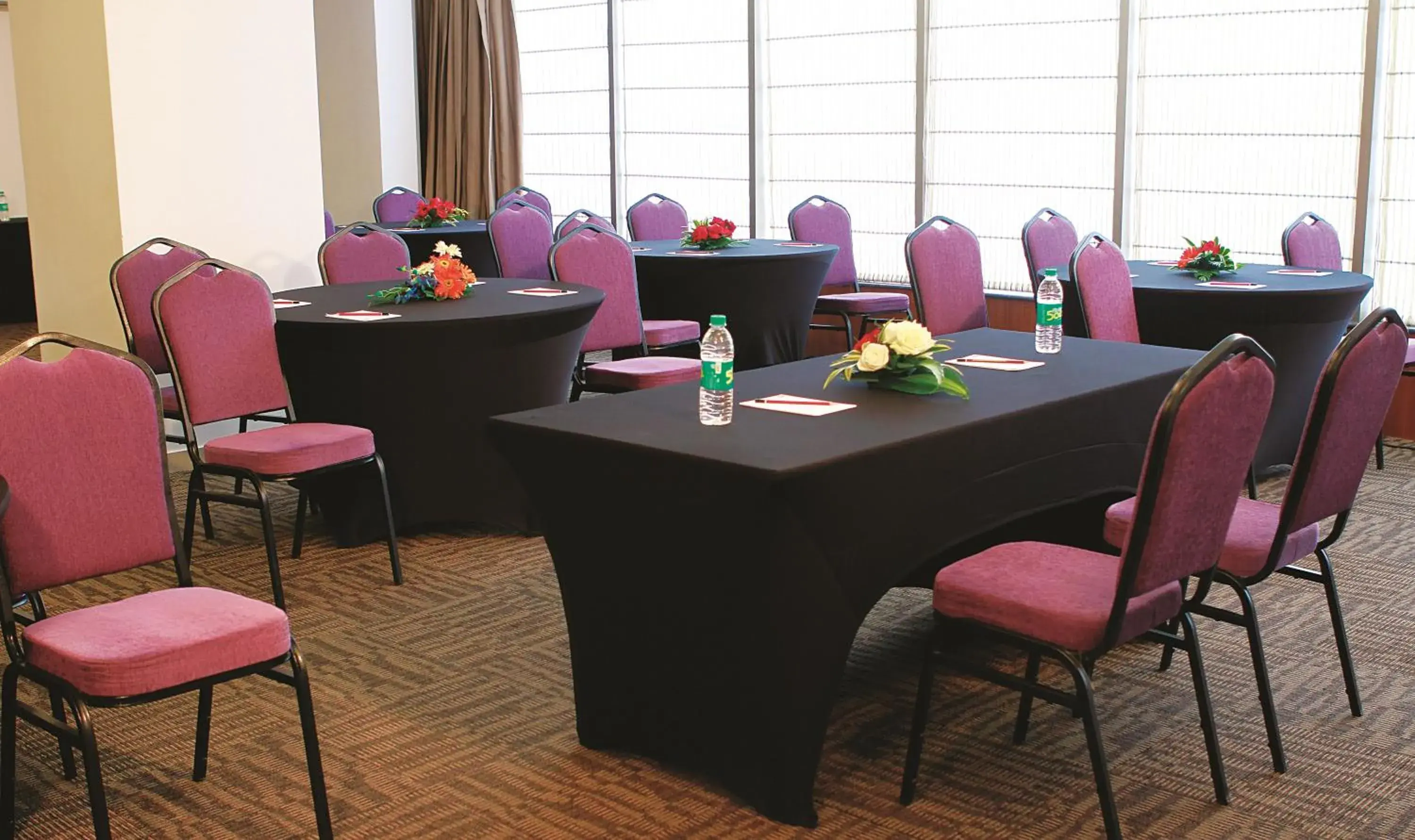 Meeting/conference room, Restaurant/Places to Eat in Caspia Hotel New Delhi