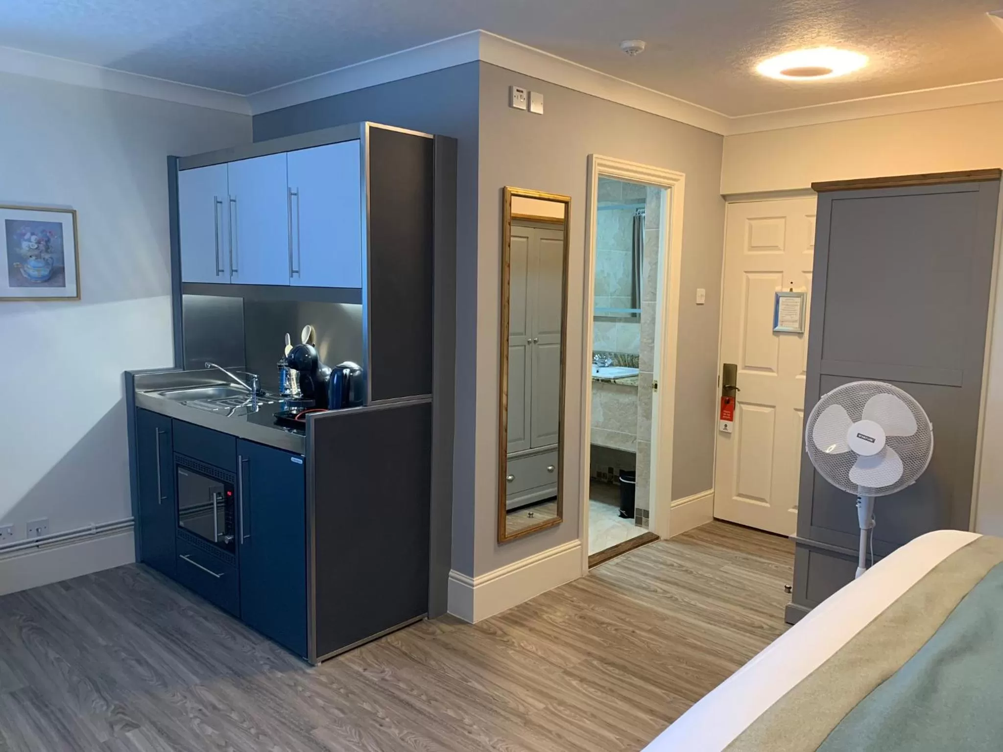 Kitchen or kitchenette in Best Western Manor Hotel