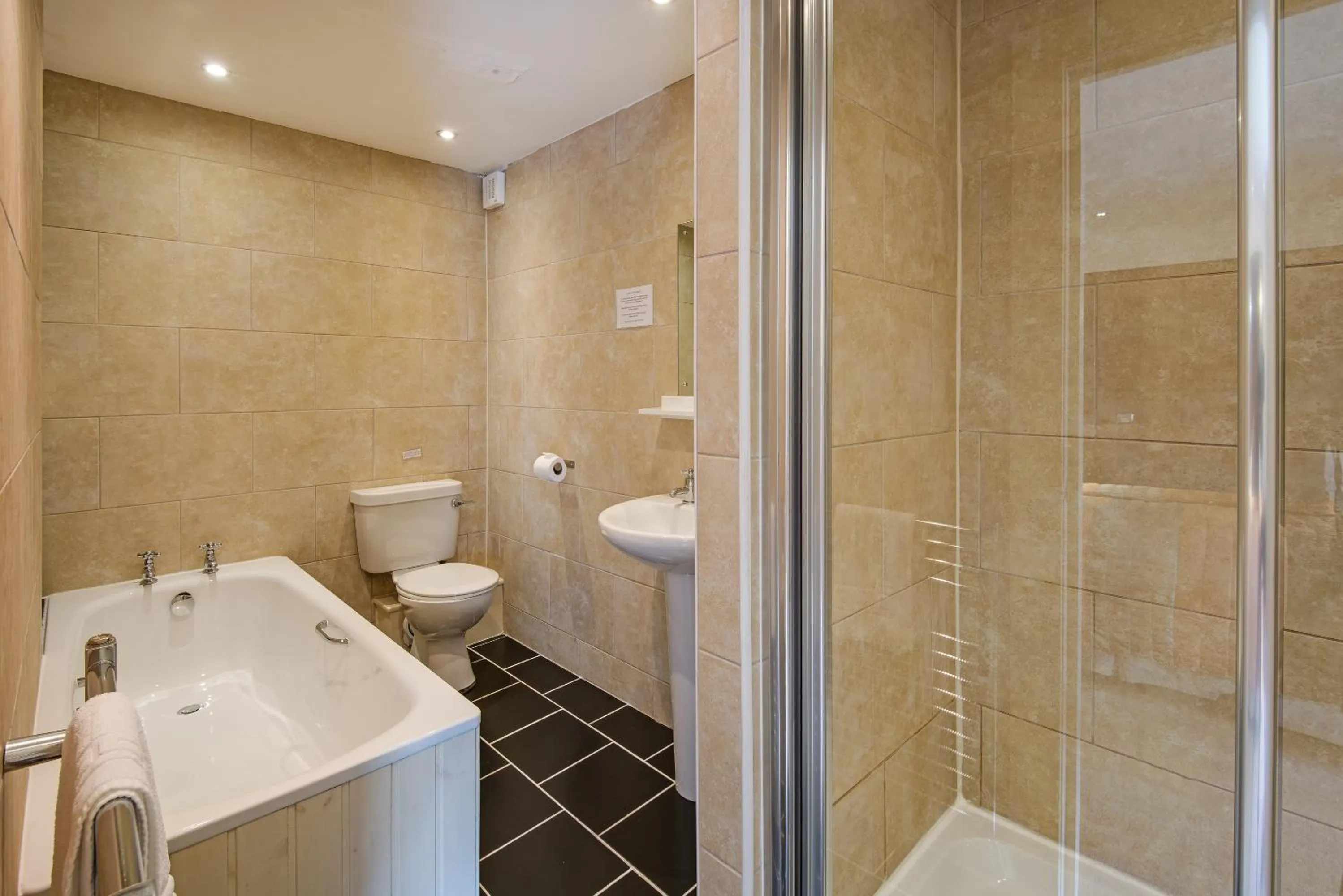 Bathroom in Queenshead Hotel Kelso