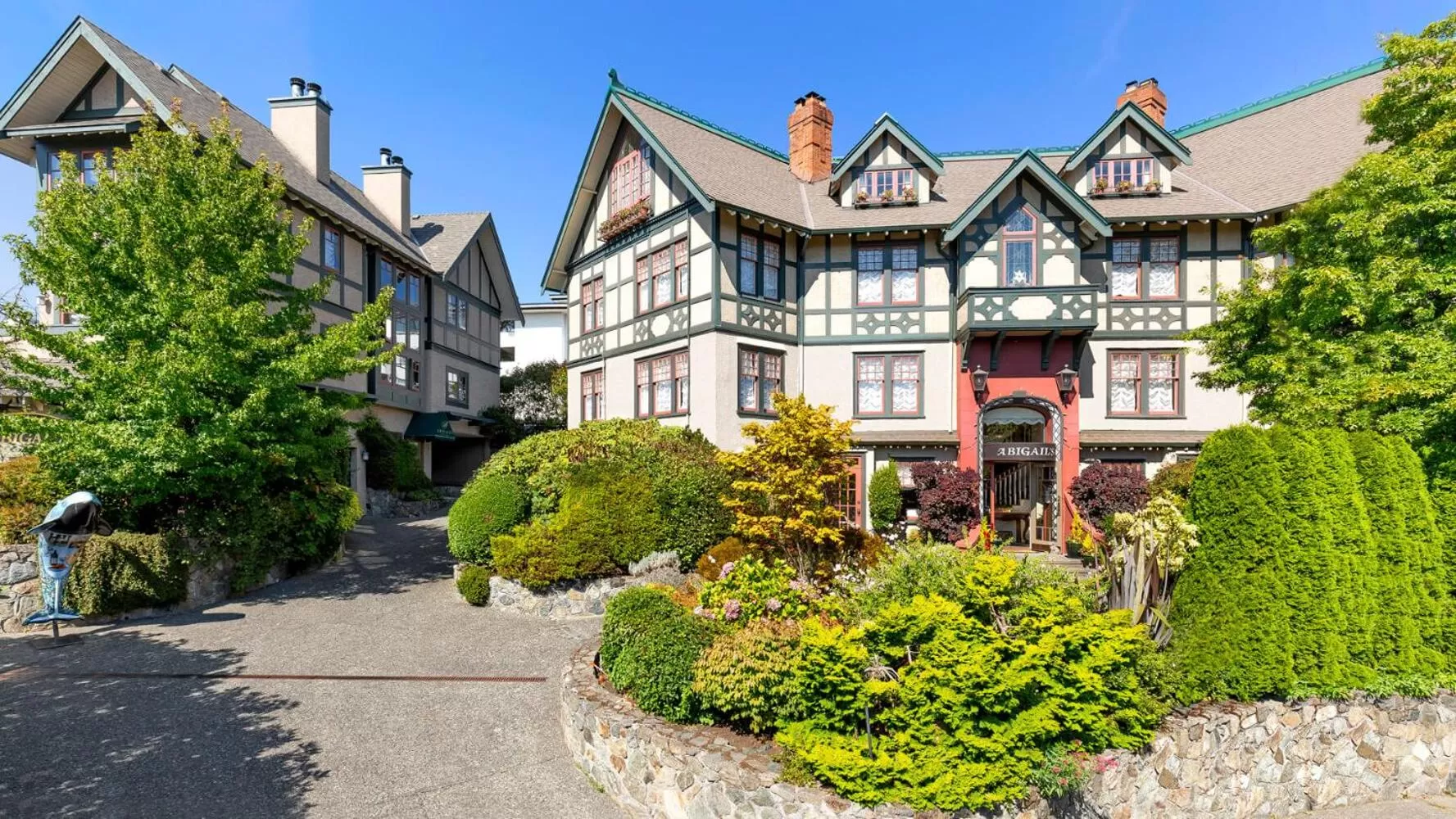 Facade/entrance in Abigail's Hotel