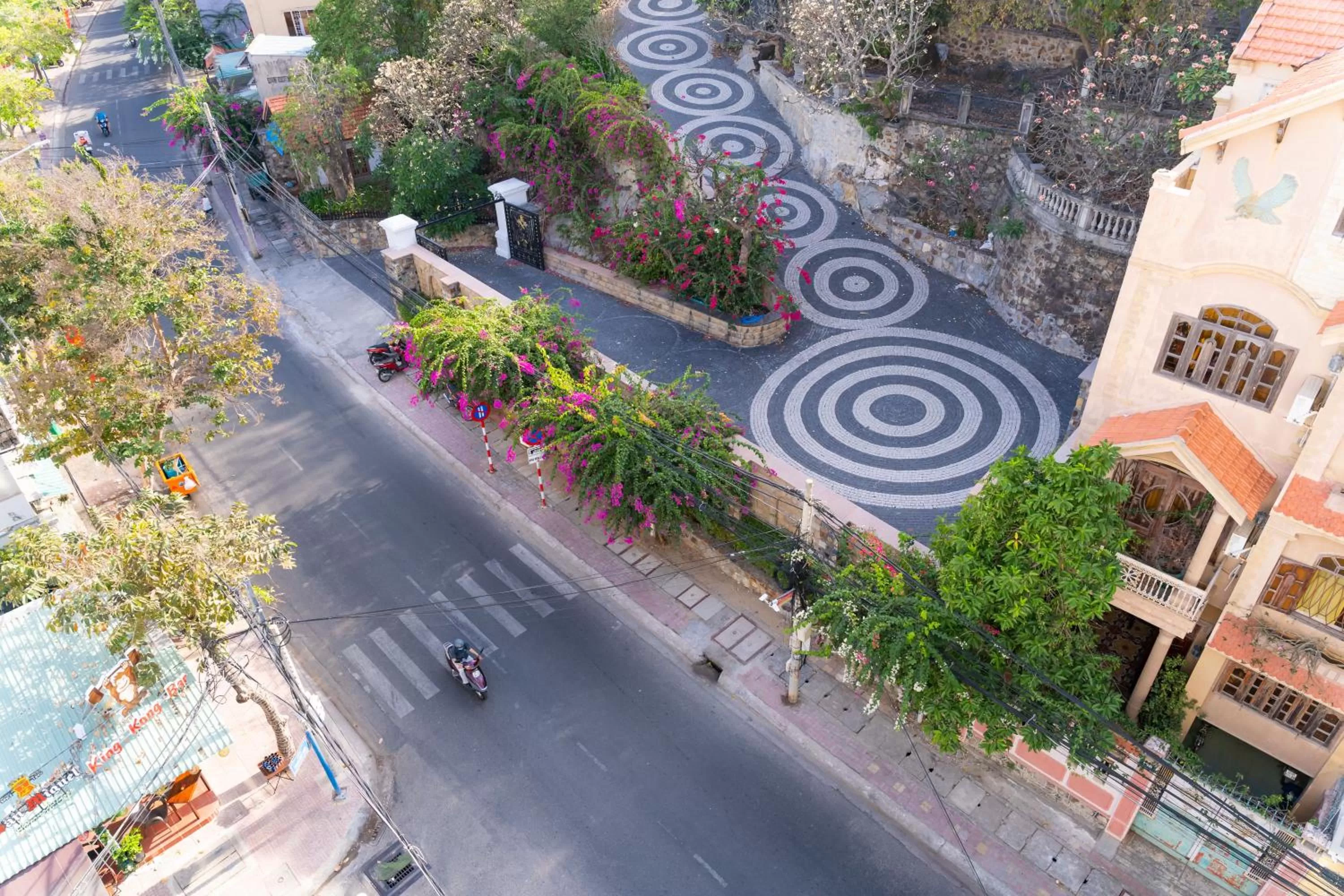 Quiet street view in Sun Hill Hotel