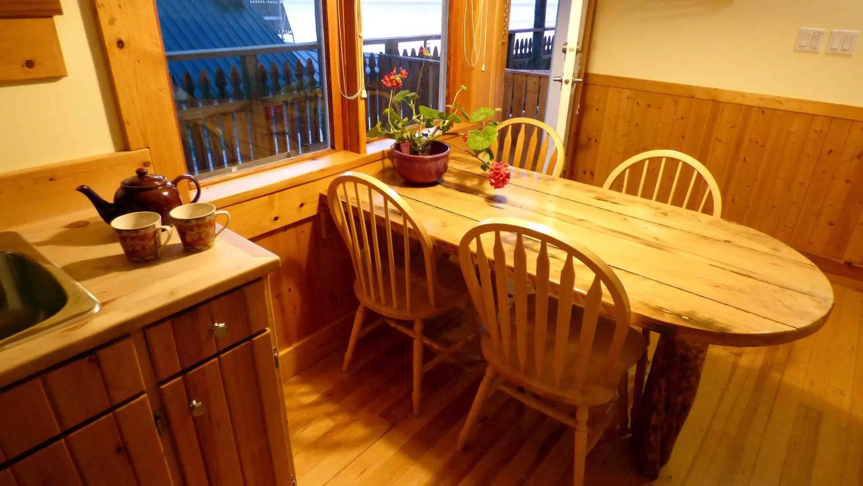 Kitchen or kitchenette in Seine Boat Inn