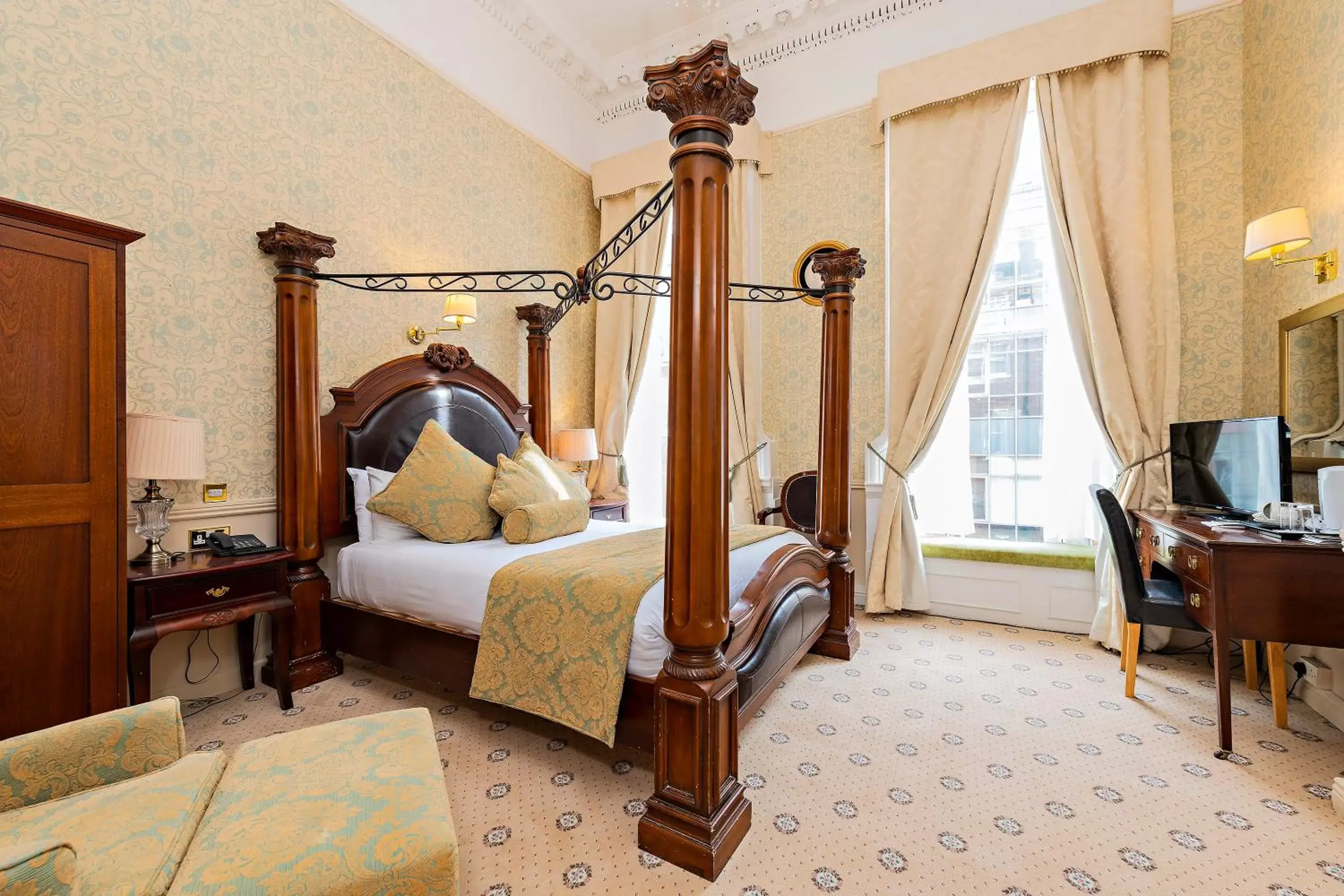 Photo of the whole room, Bed in The Castle Hotel