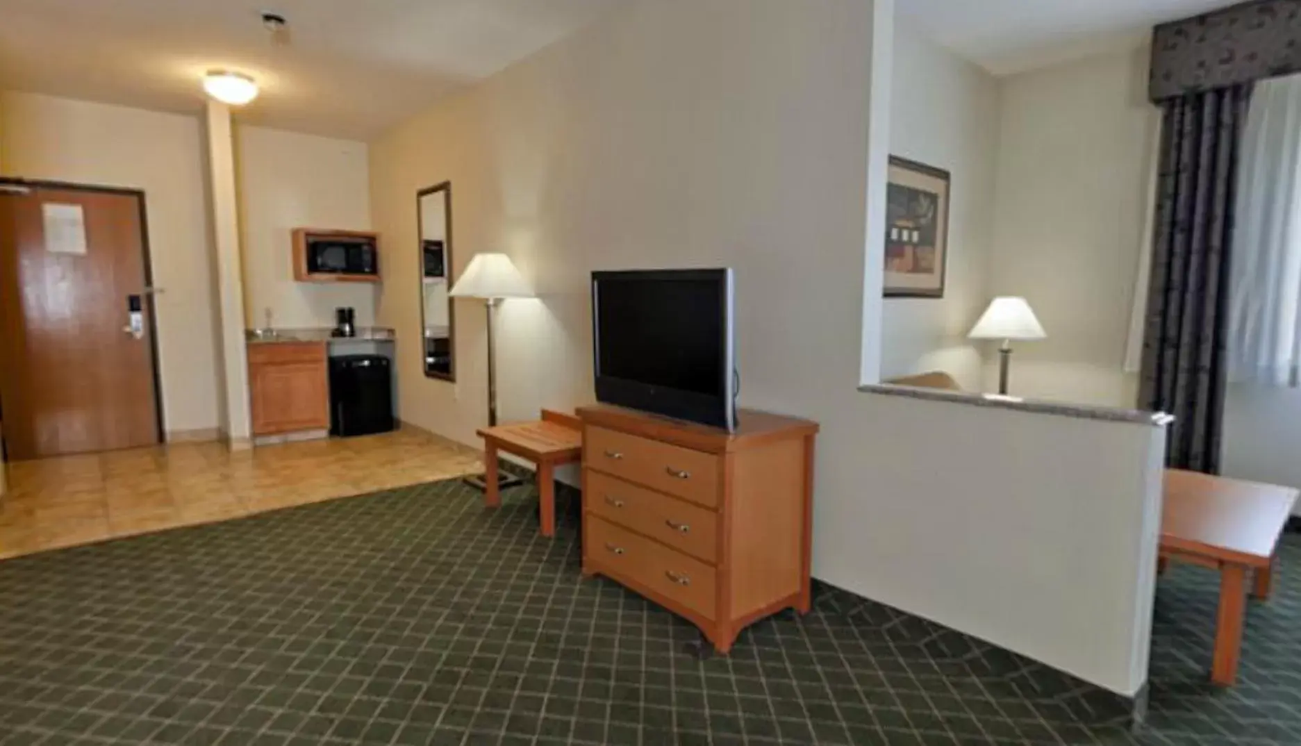 Bedroom, TV/Entertainment Center in Holiday Inn Express Hotel & Suites Lincoln South, an IHG Hotel