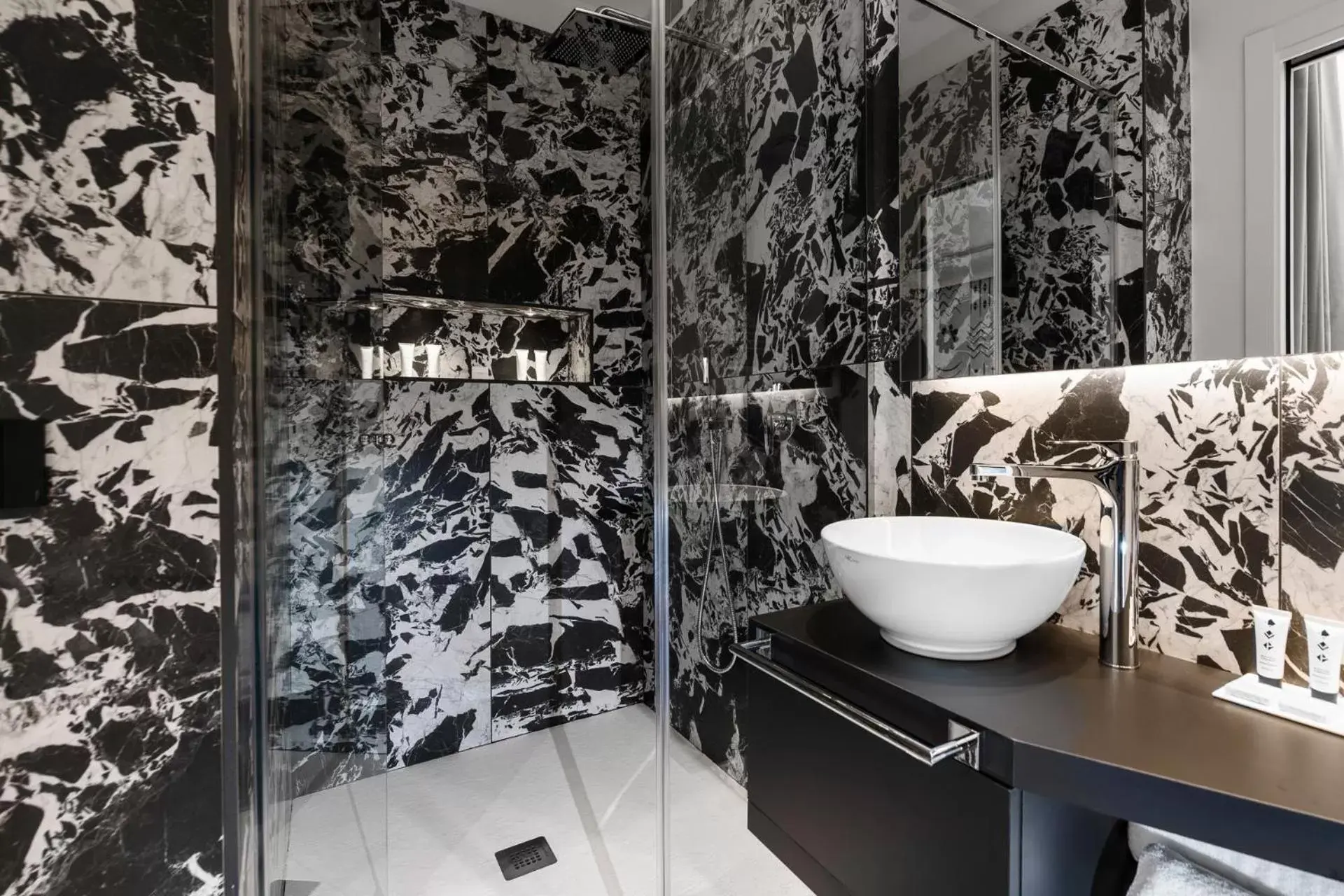 Shower, Bathroom in Litoraneo Suite Hotel