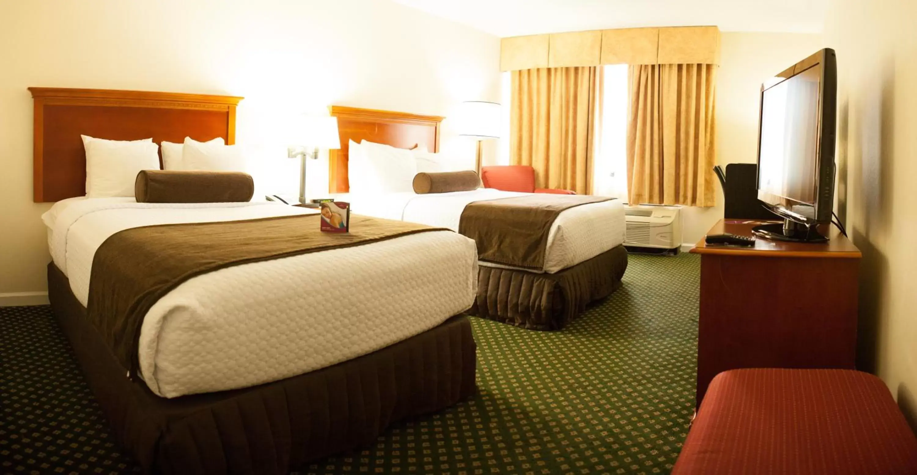 Photo of the whole room, Bed in Crowne Plaza Hotel Hickory, an IHG Hotel