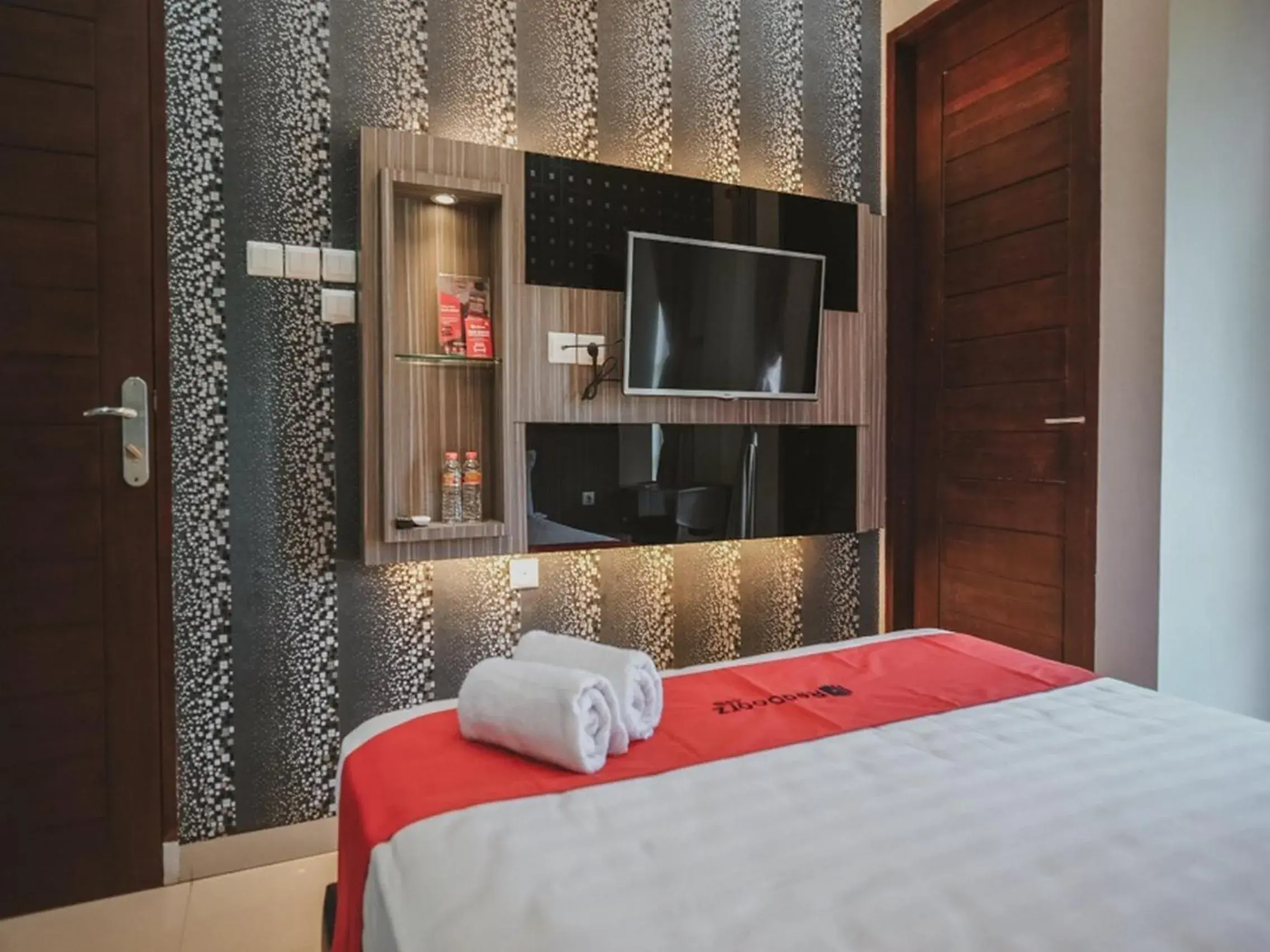 Bedroom, Bed in RedDoorz @ Jamin Ginting Medan