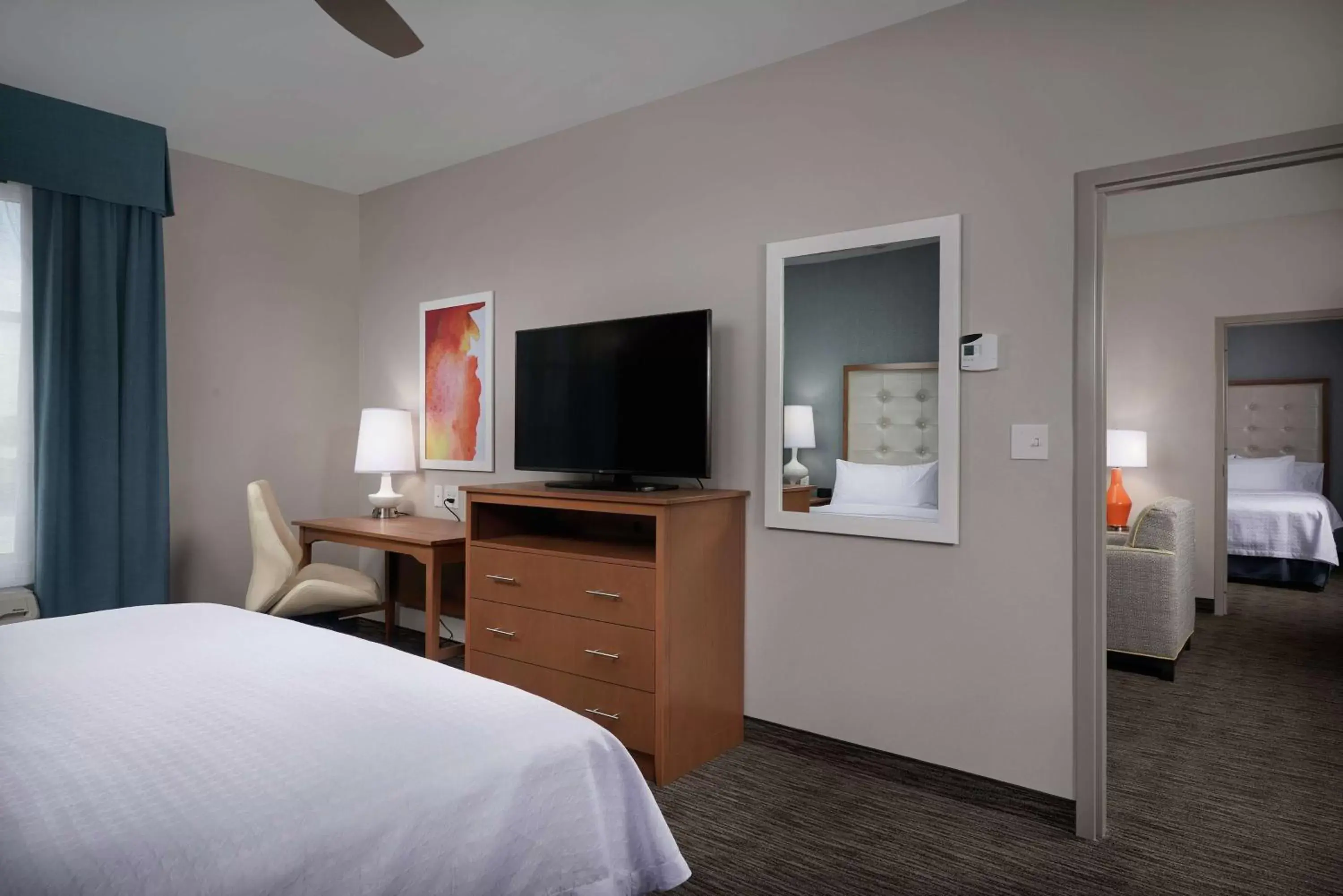 Bedroom, TV/Entertainment Center in Homewood Suites By Hilton Cincinnati Midtown