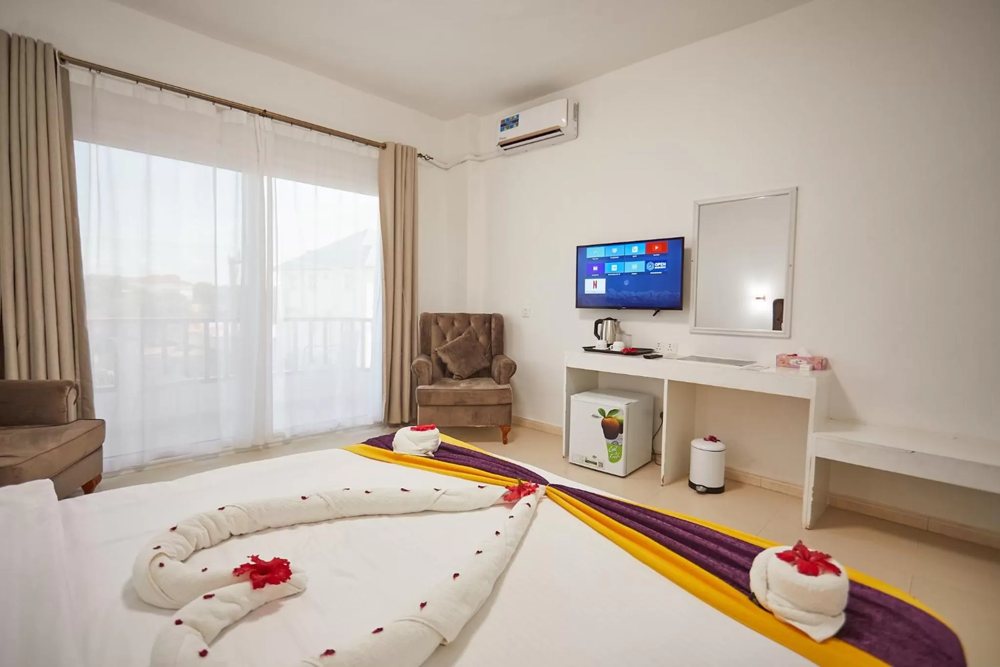 Bed, TV/Entertainment Center in Canary Nungwi Hotel & Free SPA