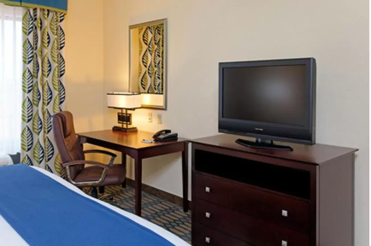 TV/Entertainment Center in Holiday Inn Express - Andalusia, an IHG Hotel