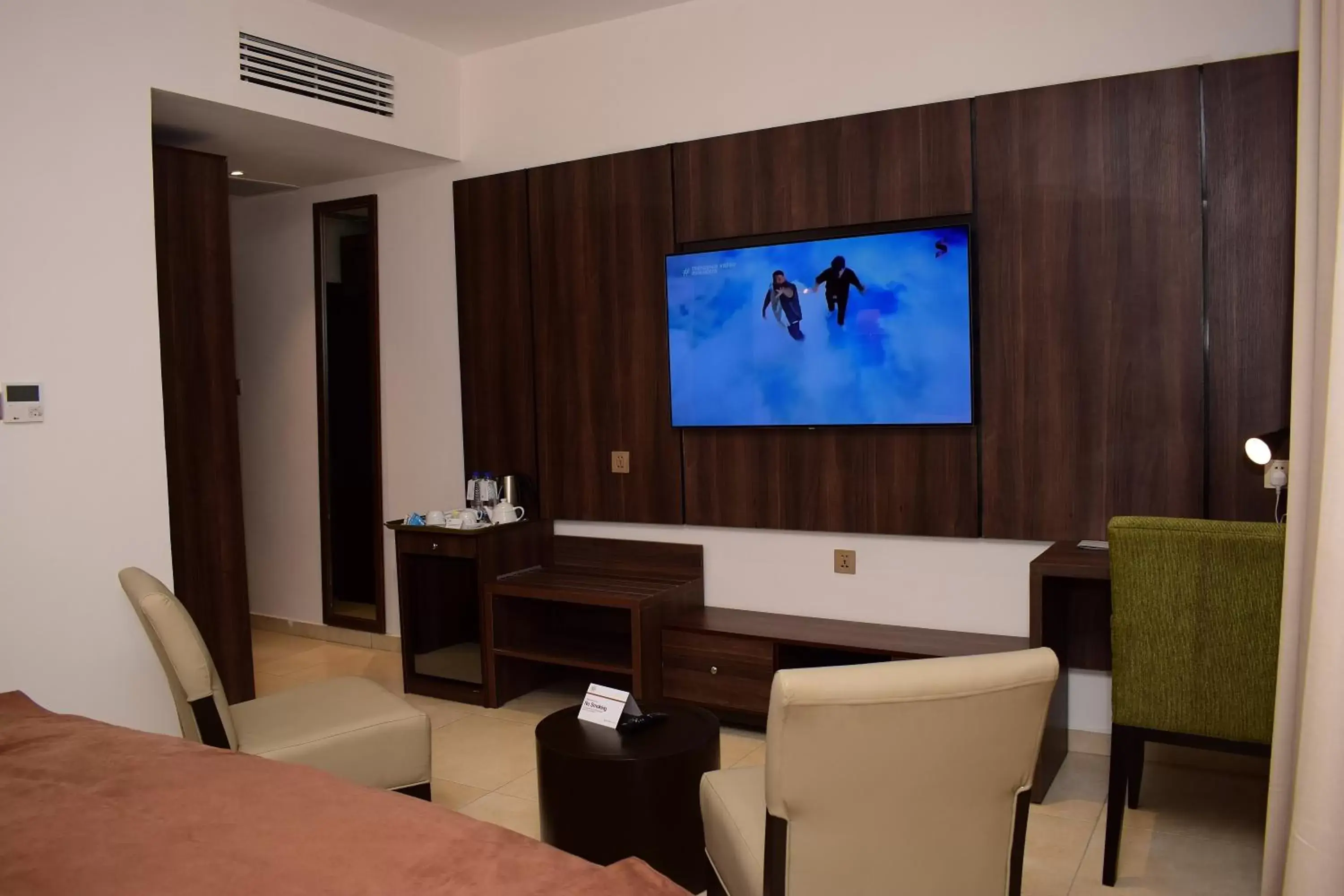 Seating area, TV/Entertainment Center in Monty Suites & Golf