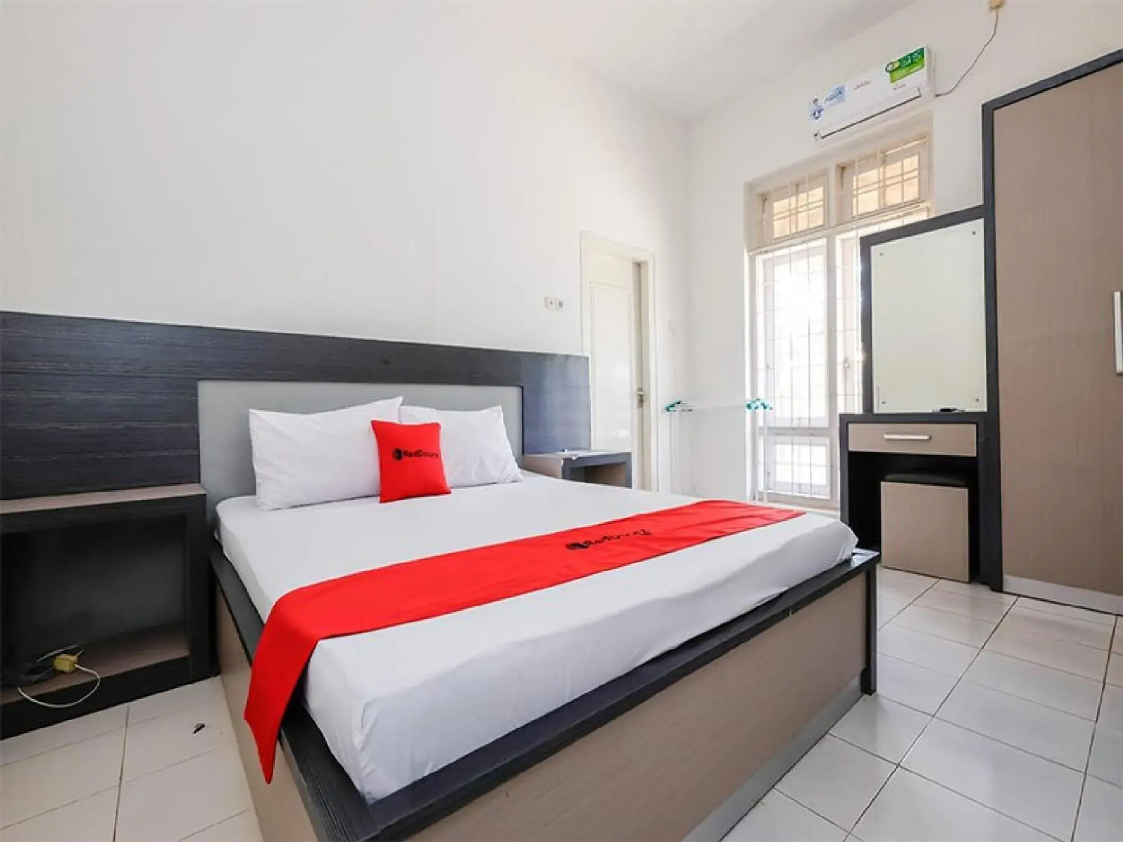 Bedroom, Bed in RedDoorz near Moro Mall Purwokerto