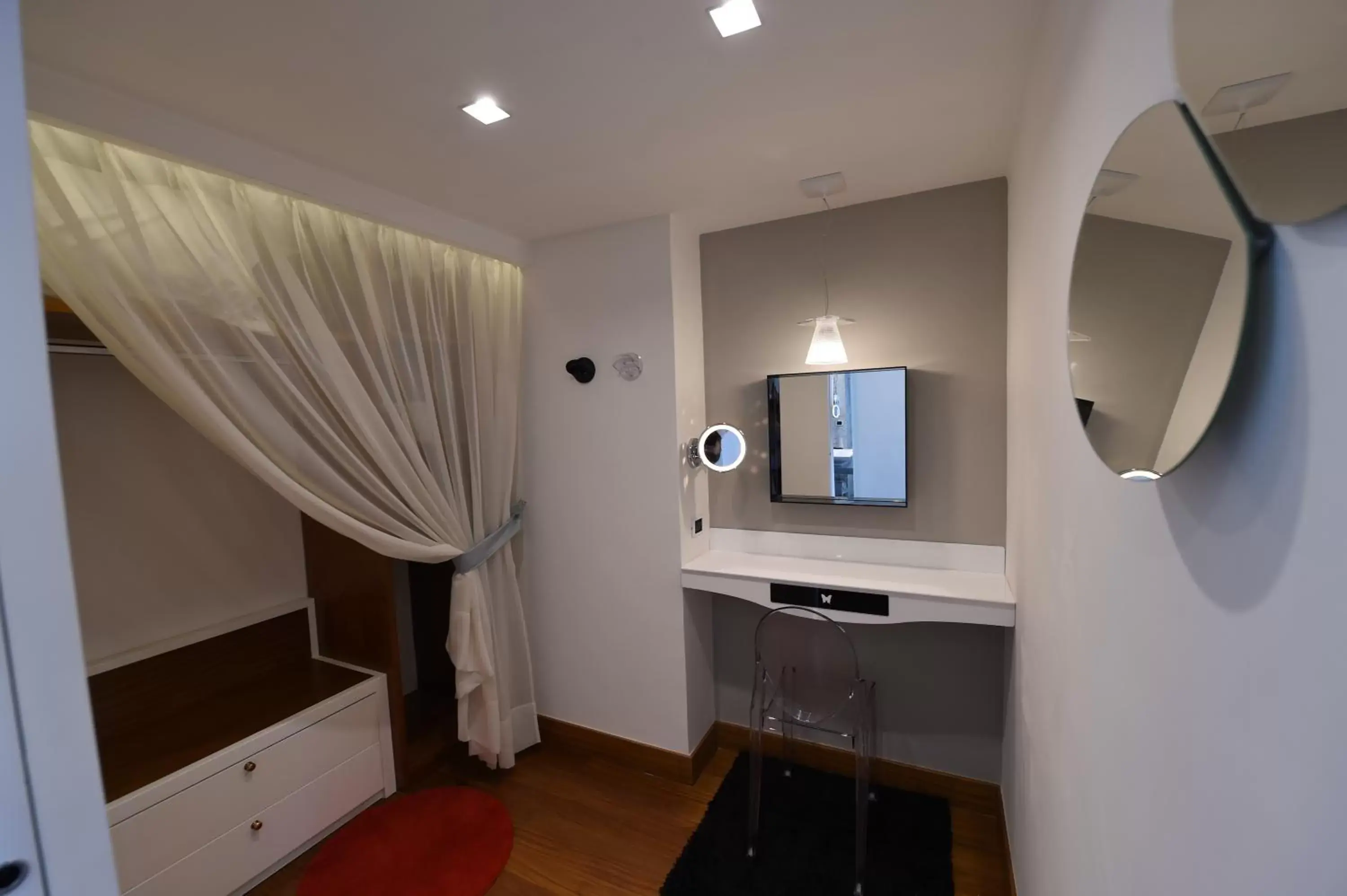 Toilet, TV/Entertainment Center in Mec Paestum Hotel