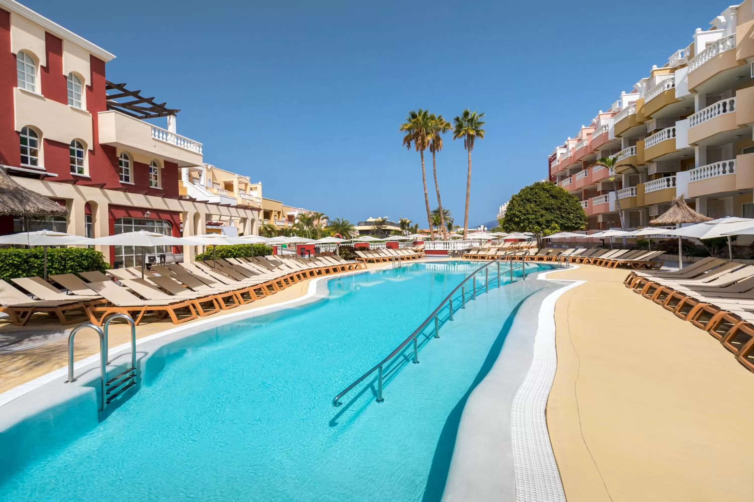 Swimming pool in Allegro Isora