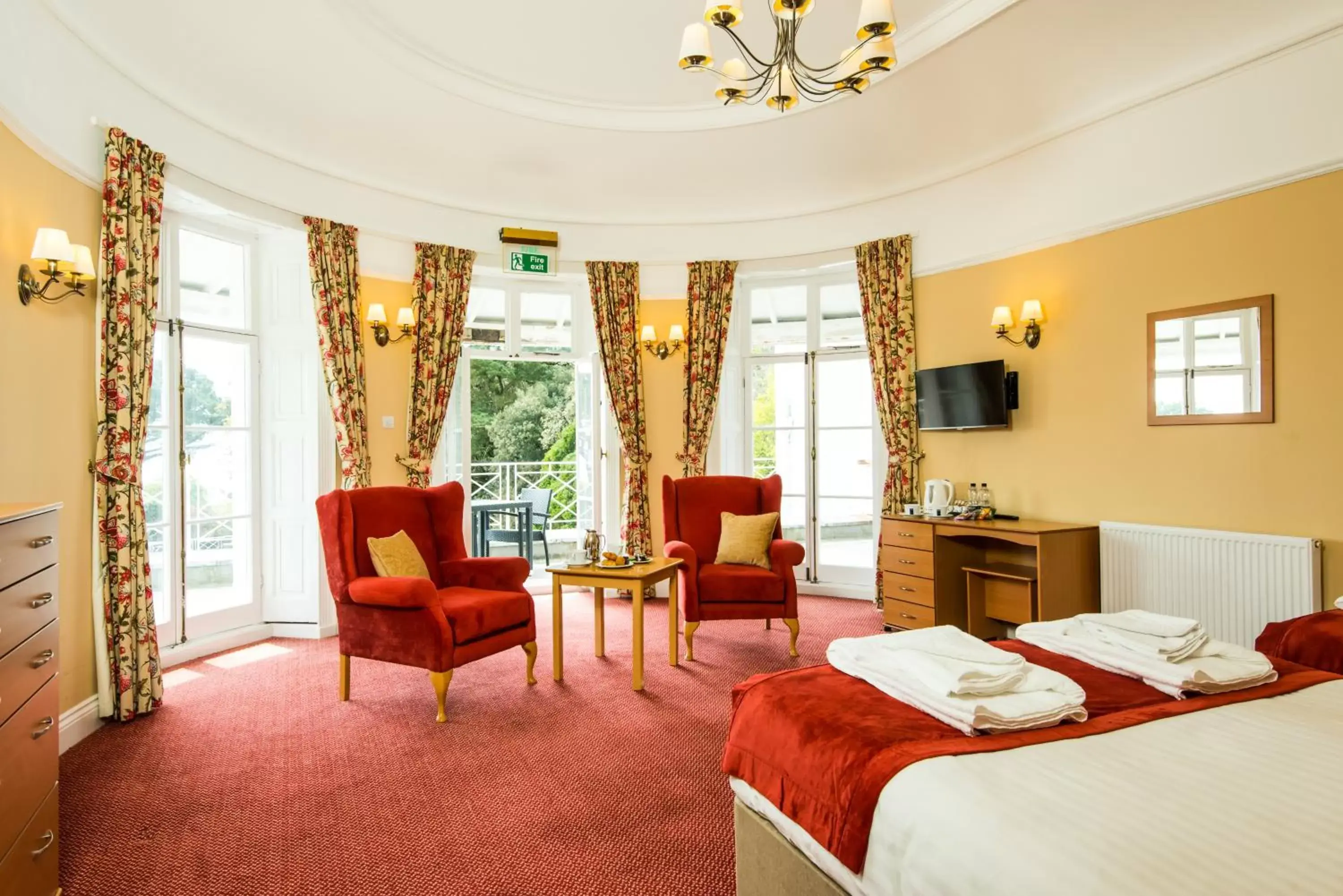 Bedroom, Bed in Cliffden Hotel Bedroom, Bed in Cliffden Hotel