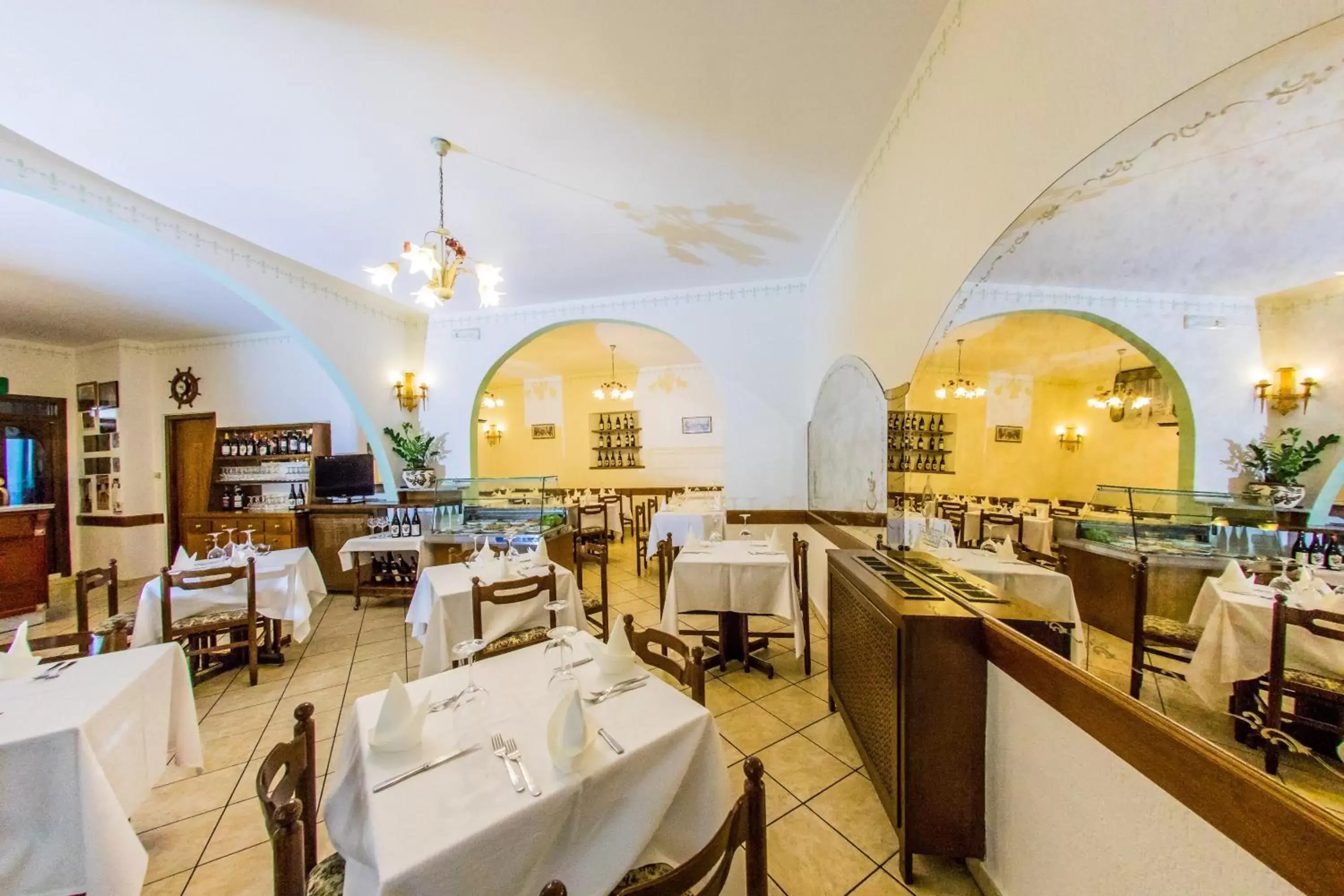 Restaurant/Places to Eat in La Belle Epoque