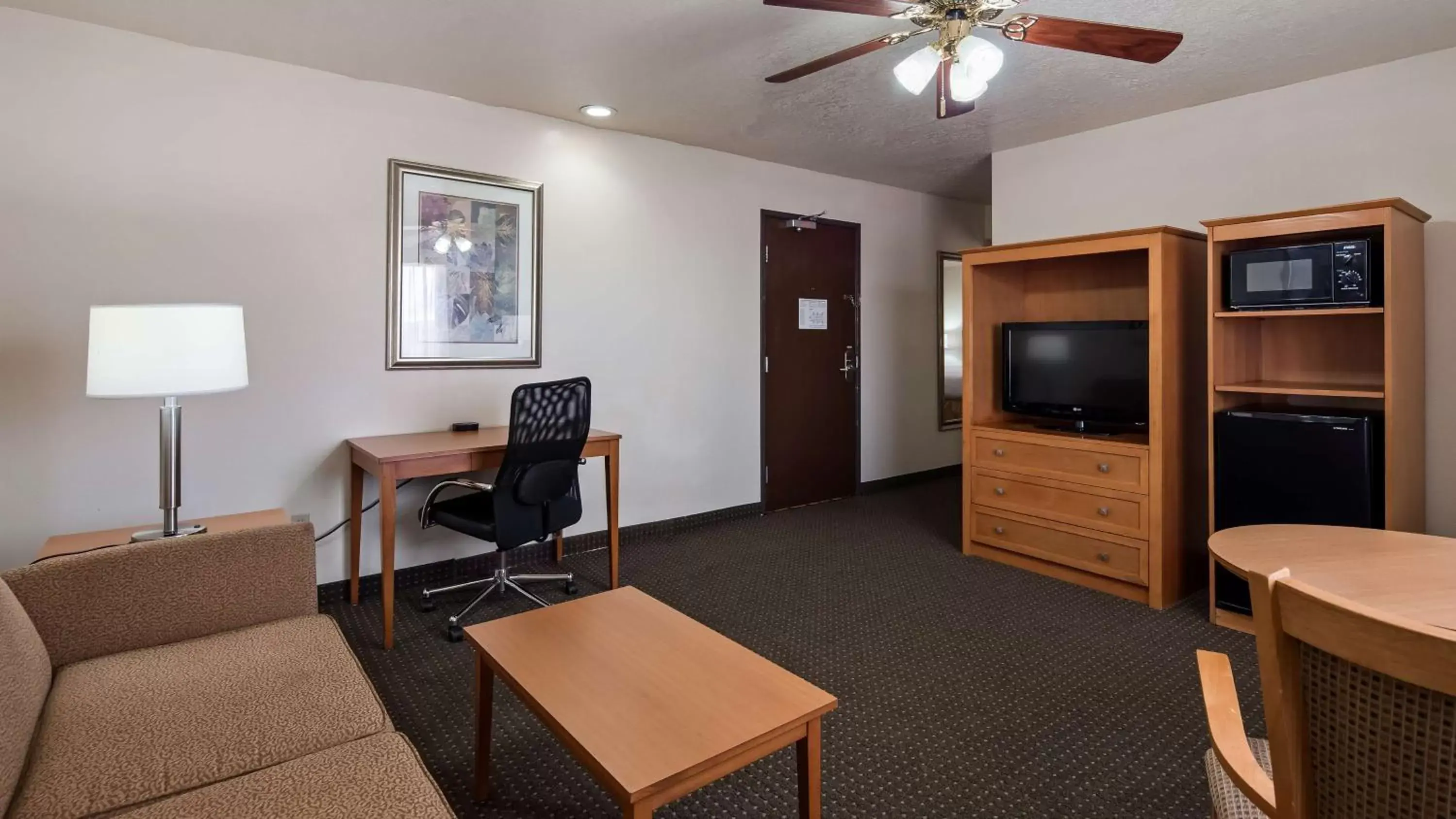 Bedroom, TV/Entertainment Center in Best Western Socorro Hotel & Suites