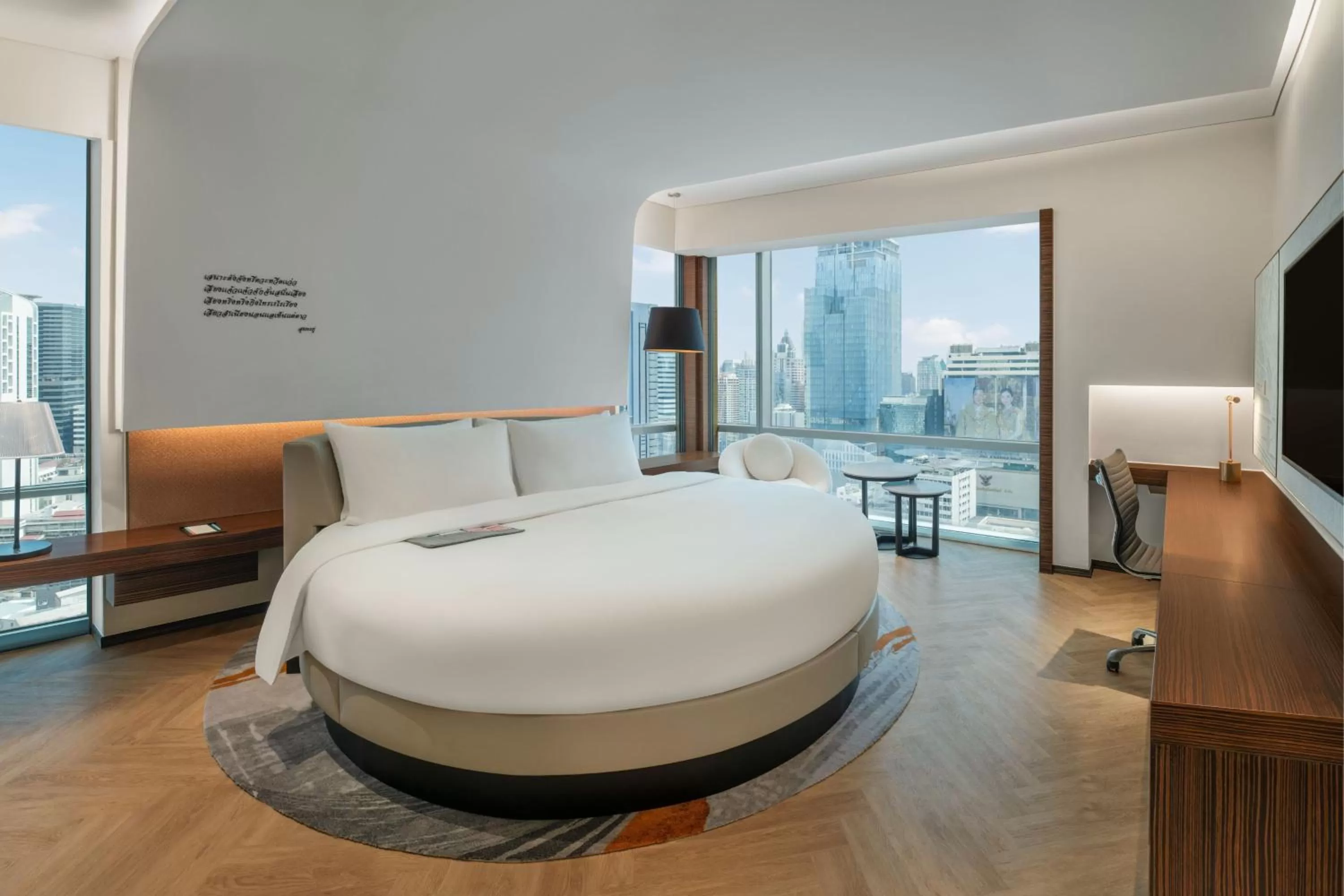 Photo of the whole room, Bed in Le Meridien Bangkok