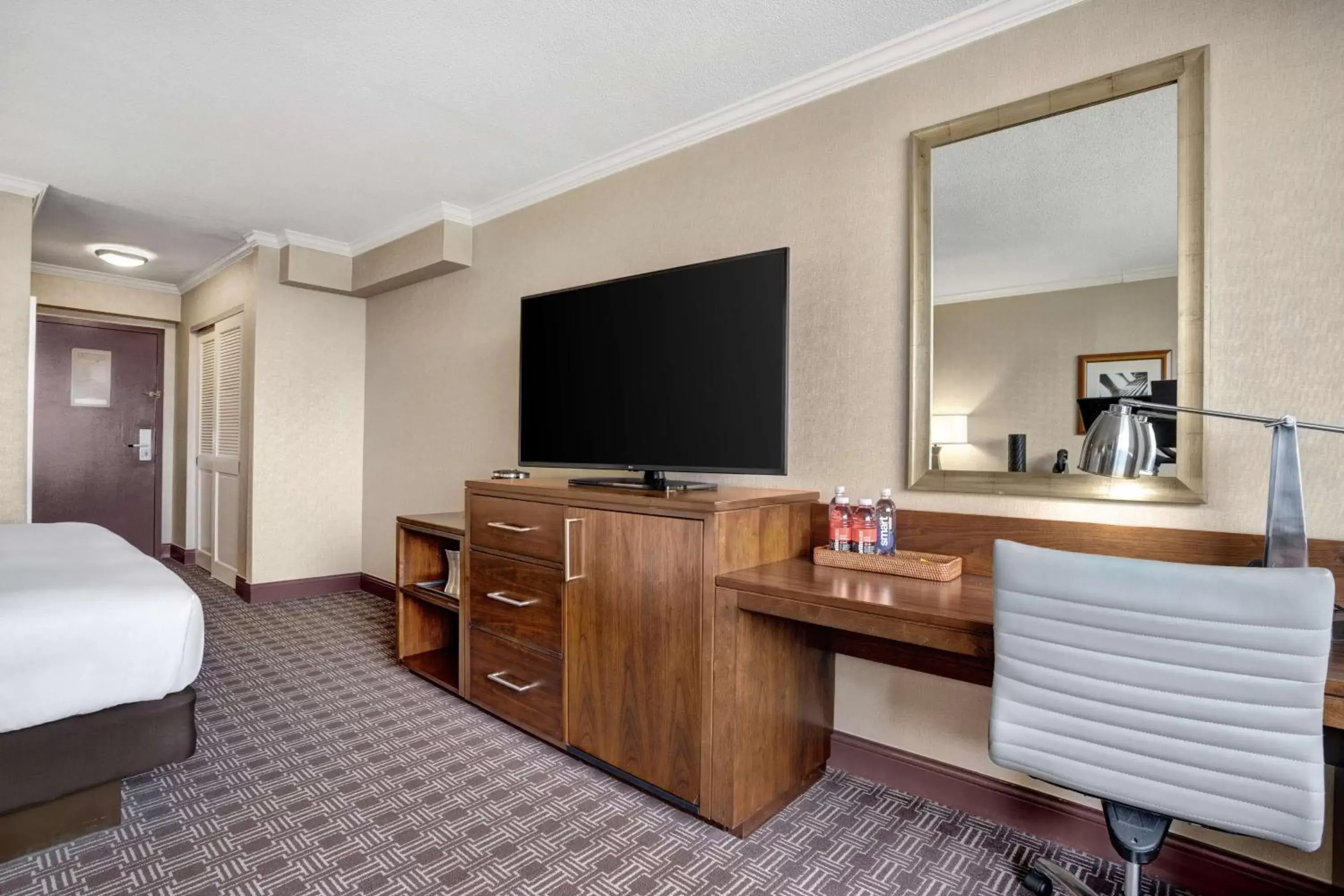 Bedroom, TV/Entertainment Center in Hilton Arlington National Landing