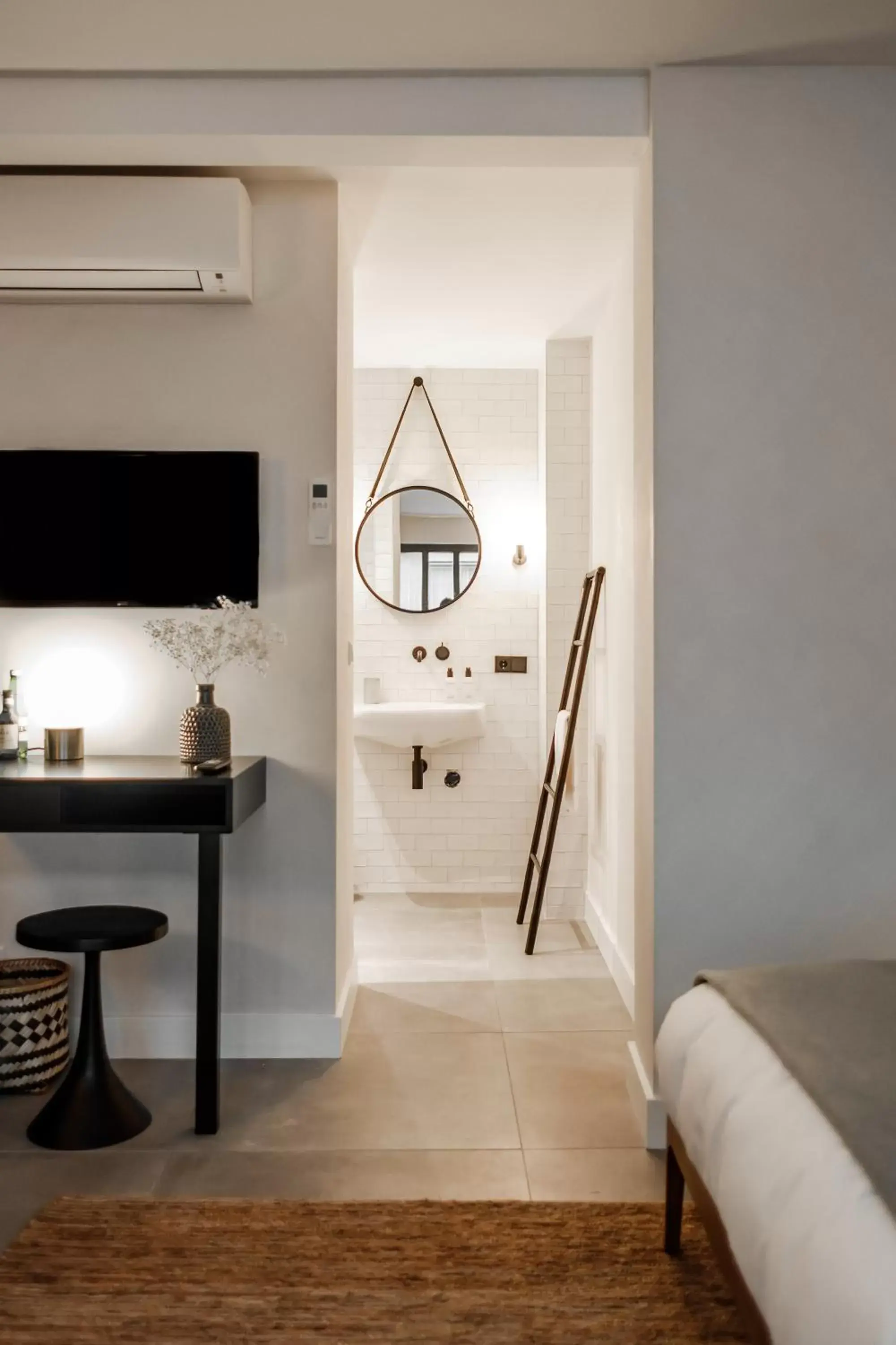 Bathroom, TV/Entertainment Center in The Palamedes Amsterdam
