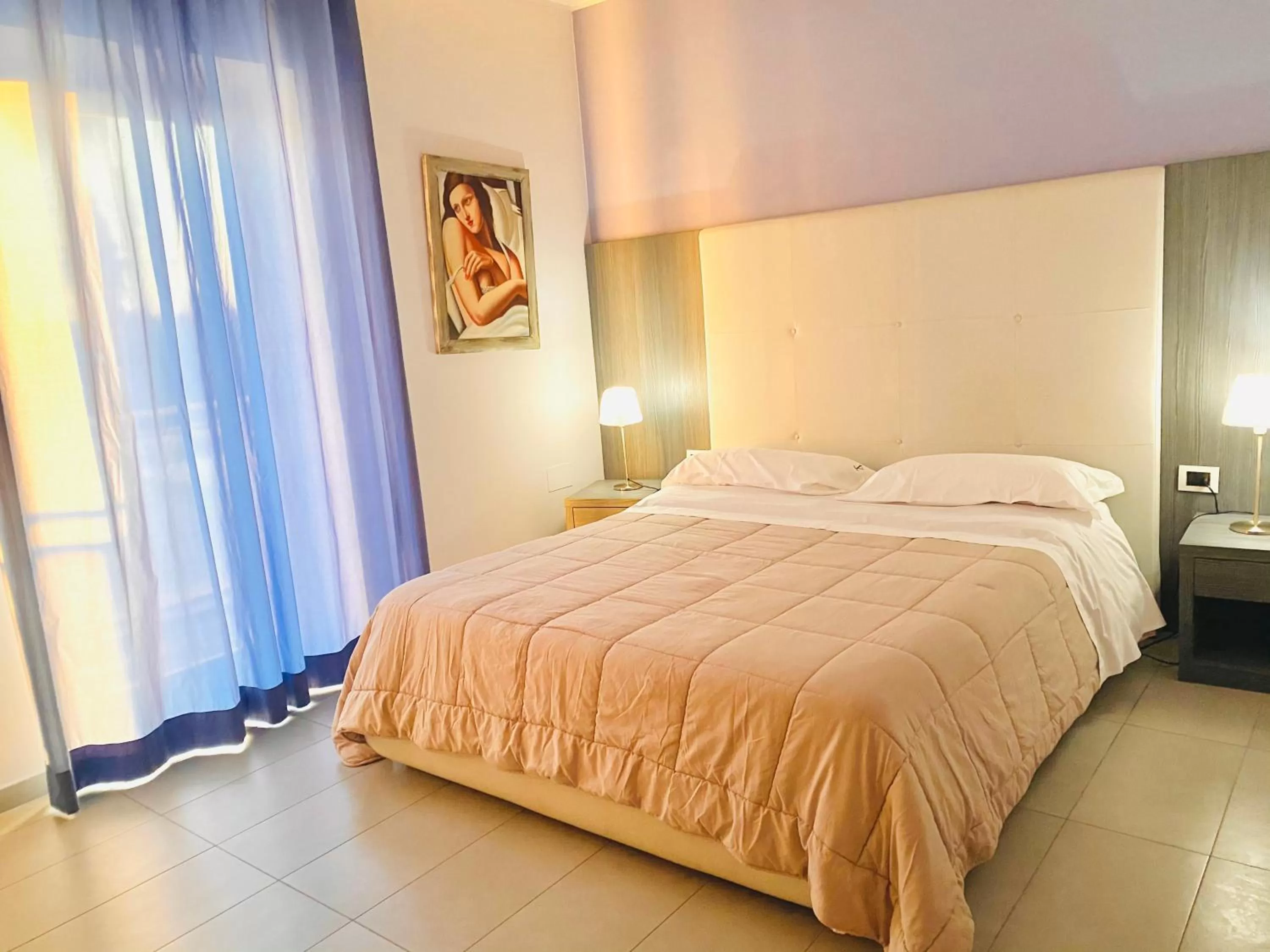 Bedroom, Bed in Victoria Hotel