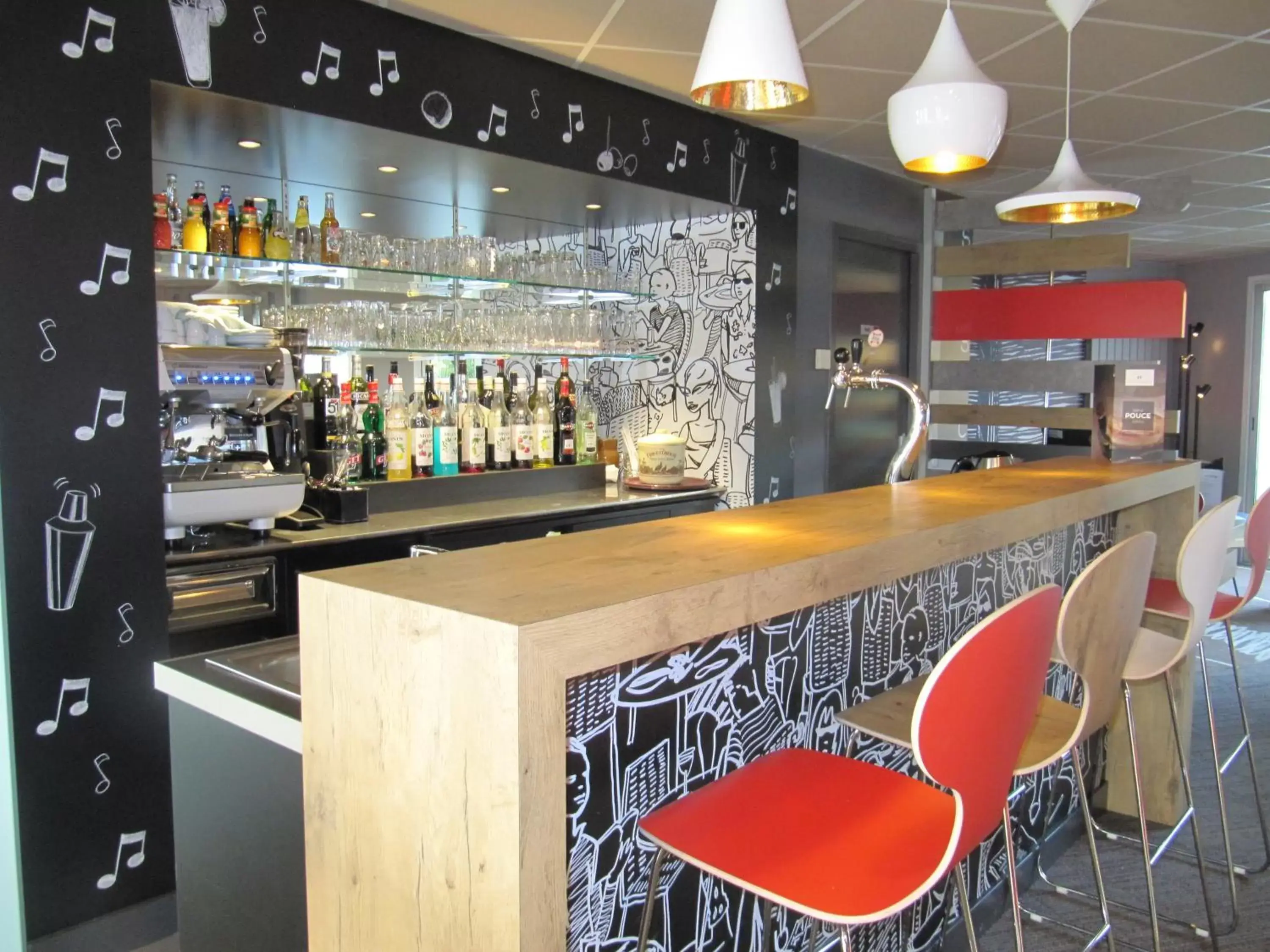 Lounge or bar, Lounge/Bar in Hôtel ibis Pontivy