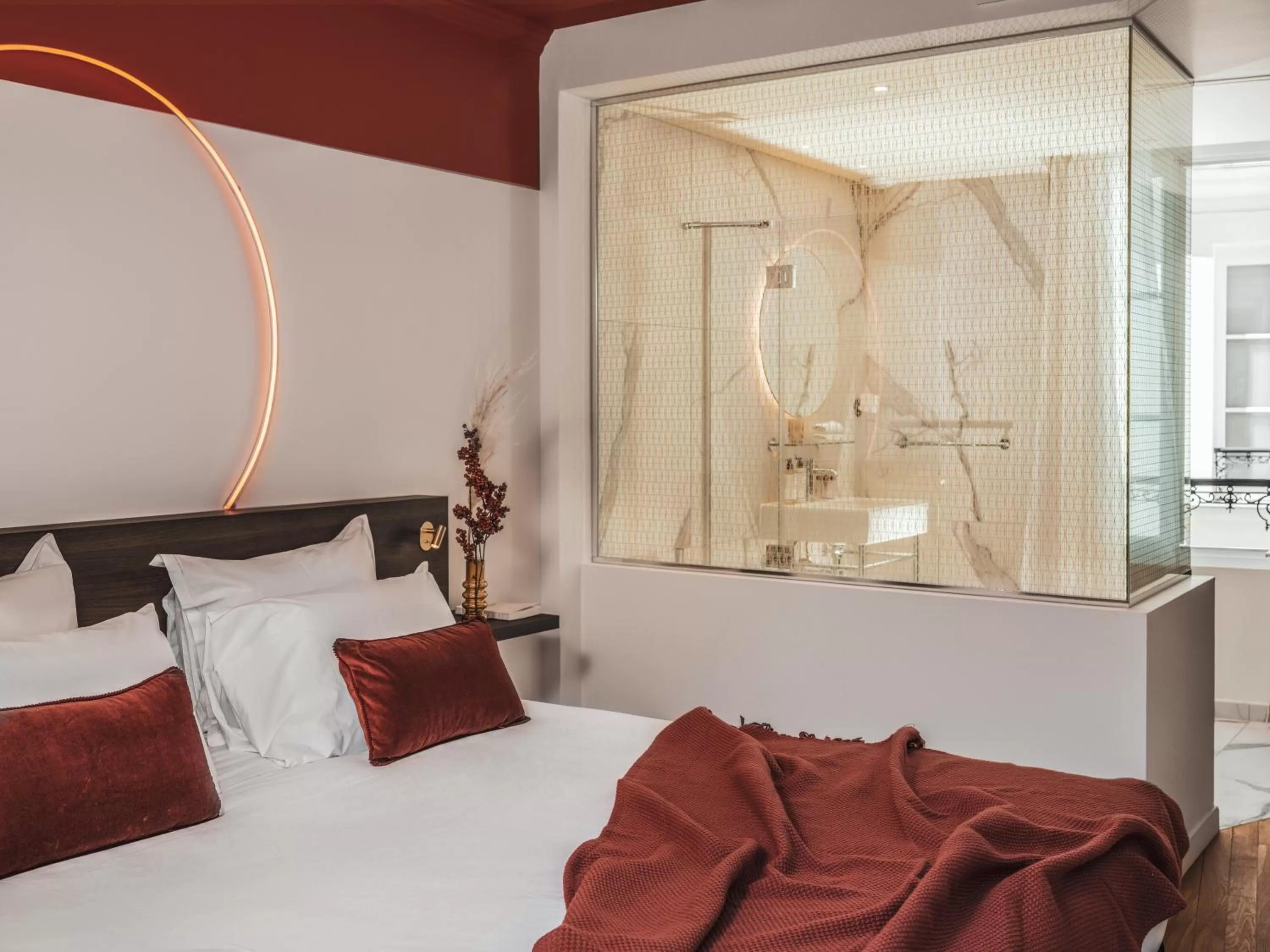 Bathroom, Bed in Seven Hotel Paris