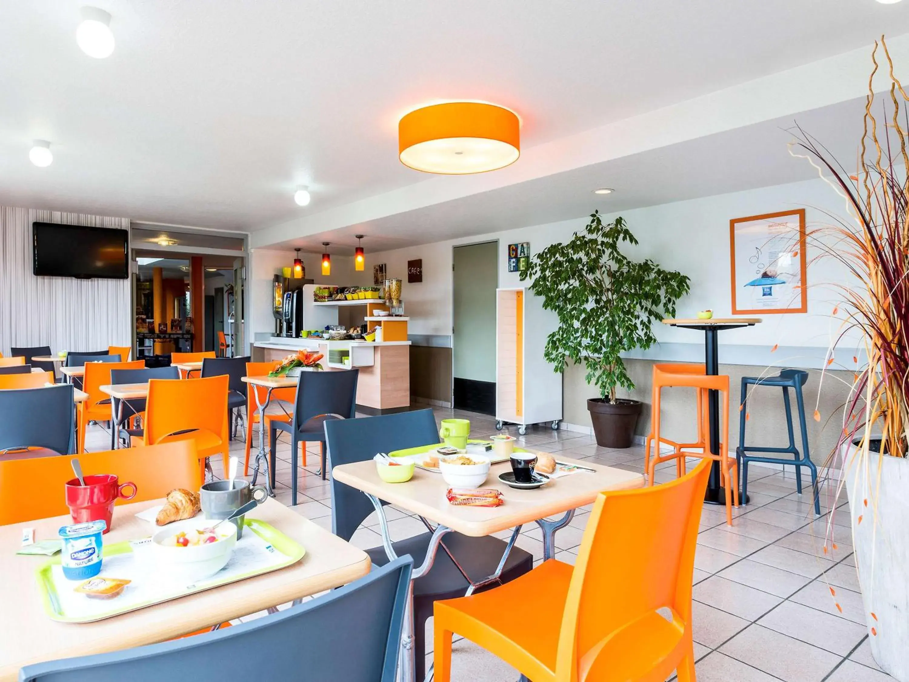 Property building, Restaurant/Places to Eat in ibis budget Châtellerault Nord