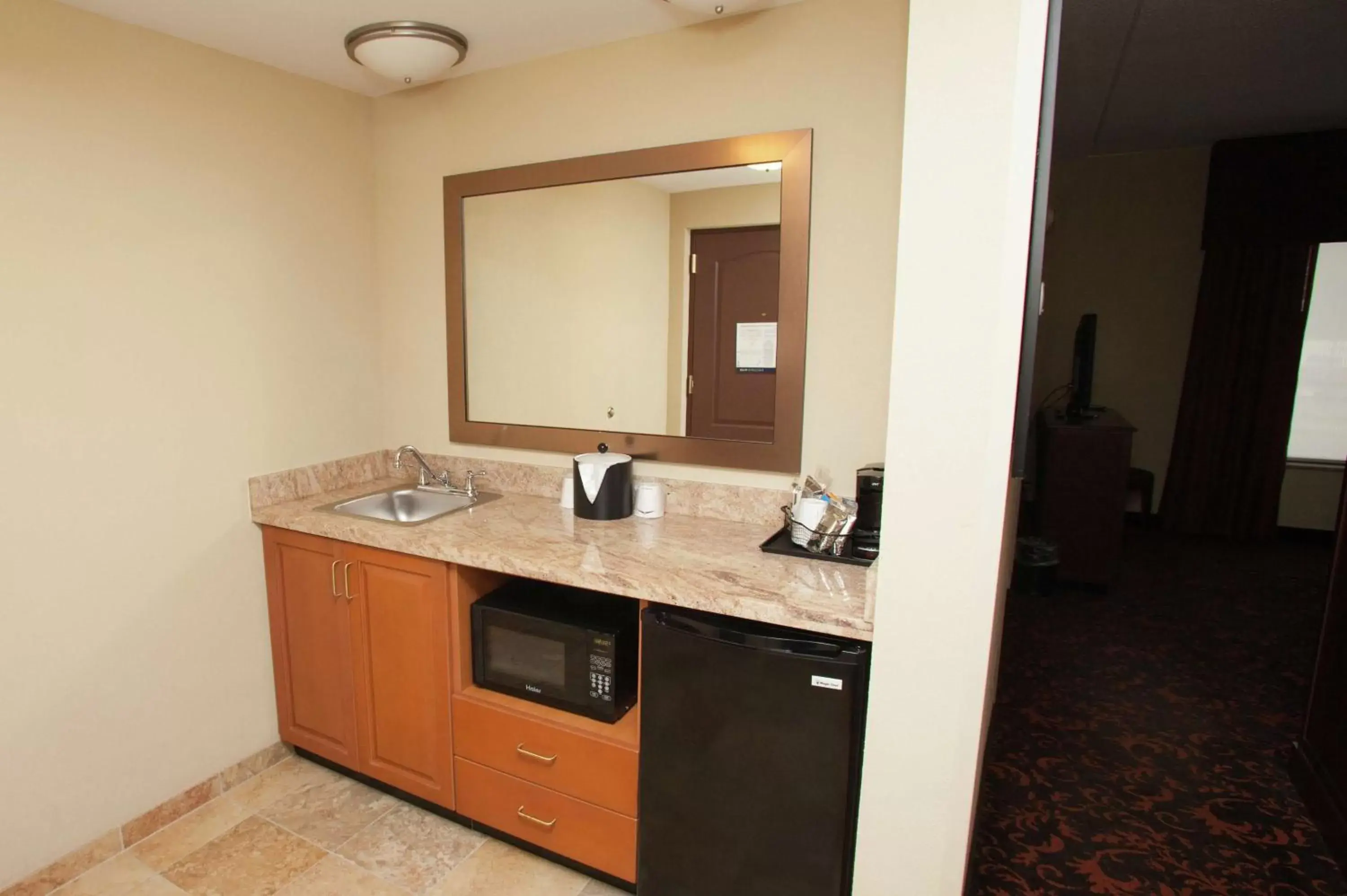 Kitchen or kitchenette, Kitchen/Kitchenette in Hampton Inn Elmira/Horseheads