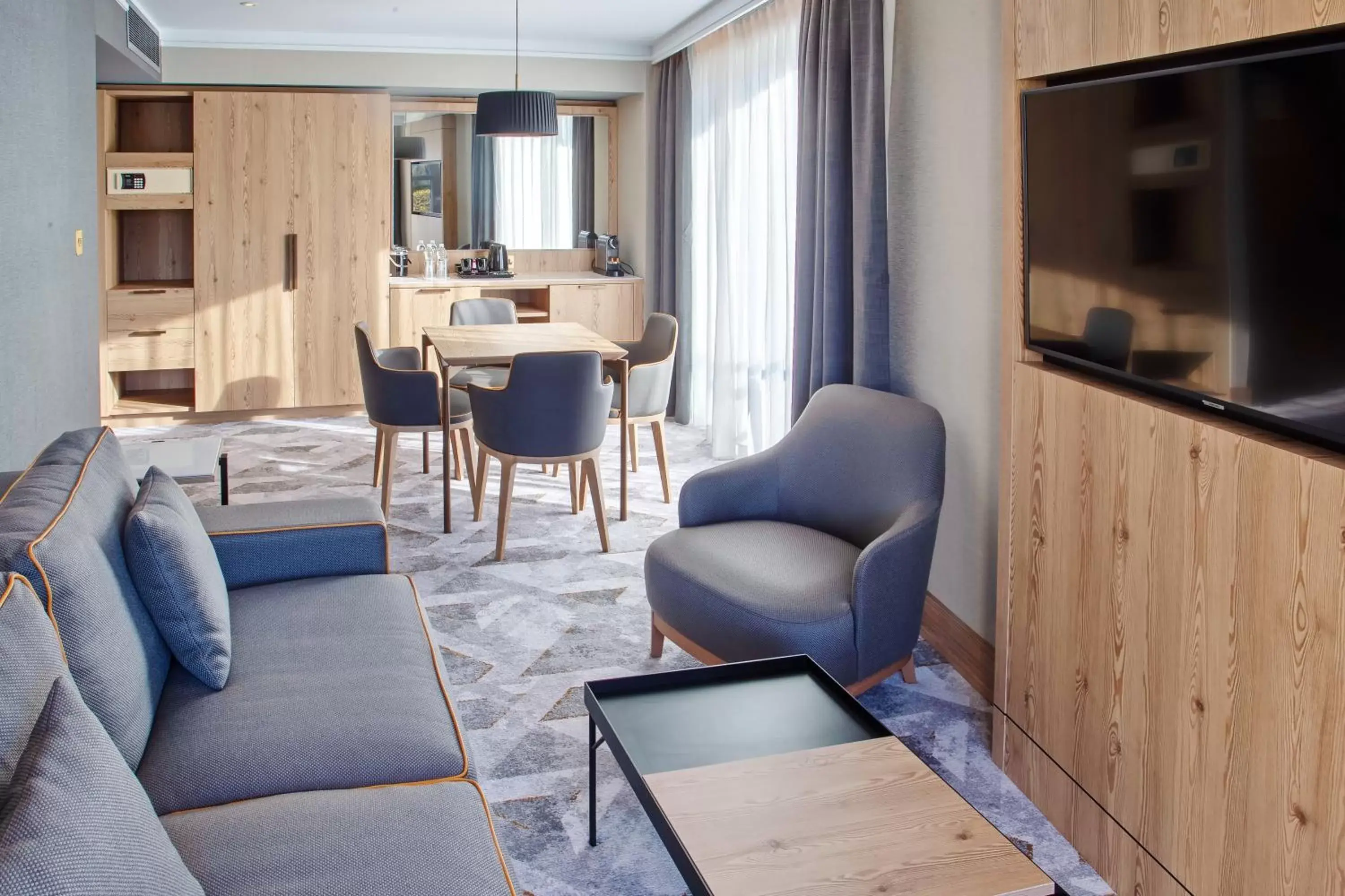 Bedroom, Seating Area in Crowne Plaza Marlow, an IHG Hotel