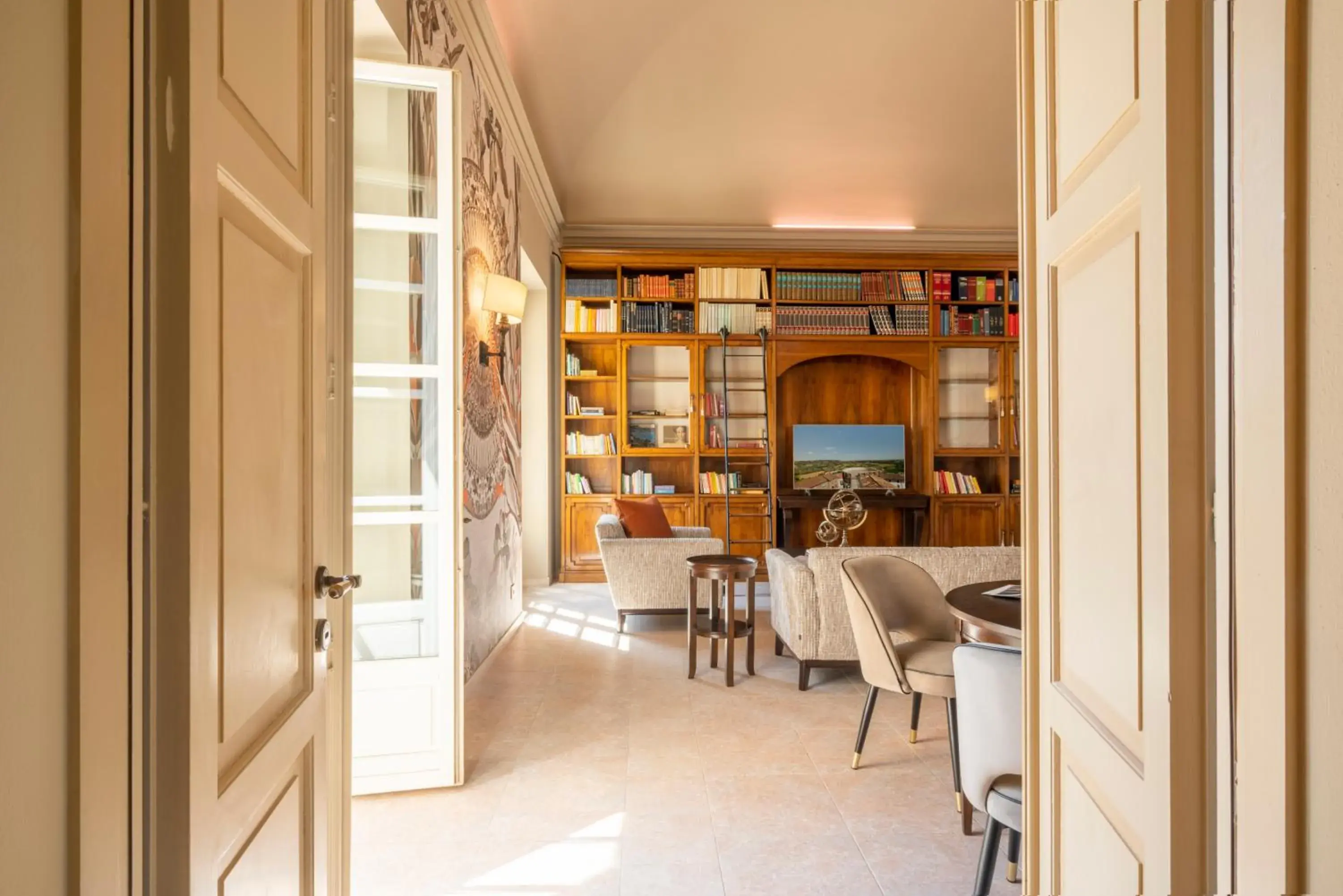 Library in Spinerola Hotel in Cascina & Restaurant Uvaspina