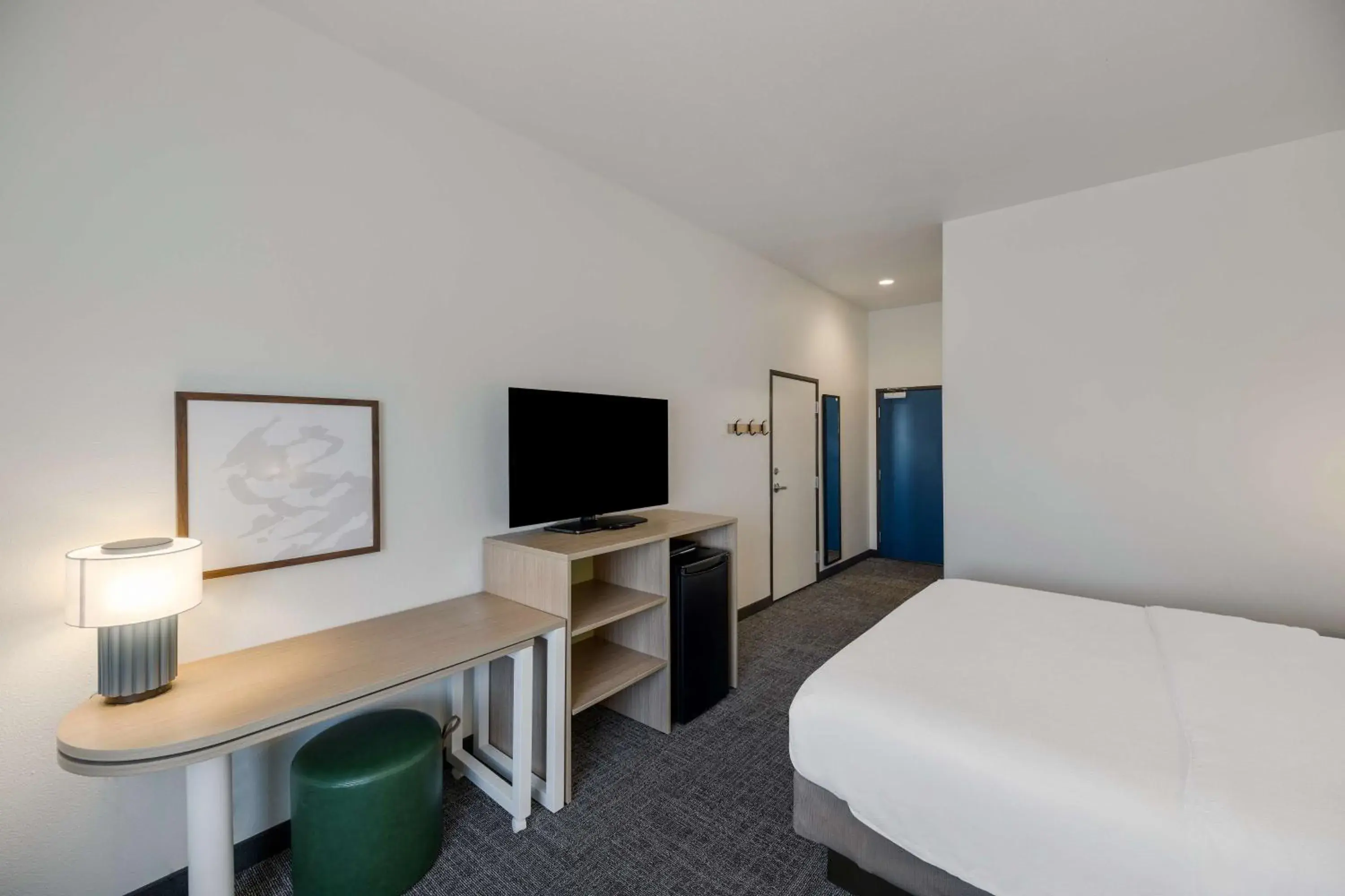 Bed, TV/Entertainment Center in Super 8 by Wyndham Midland South