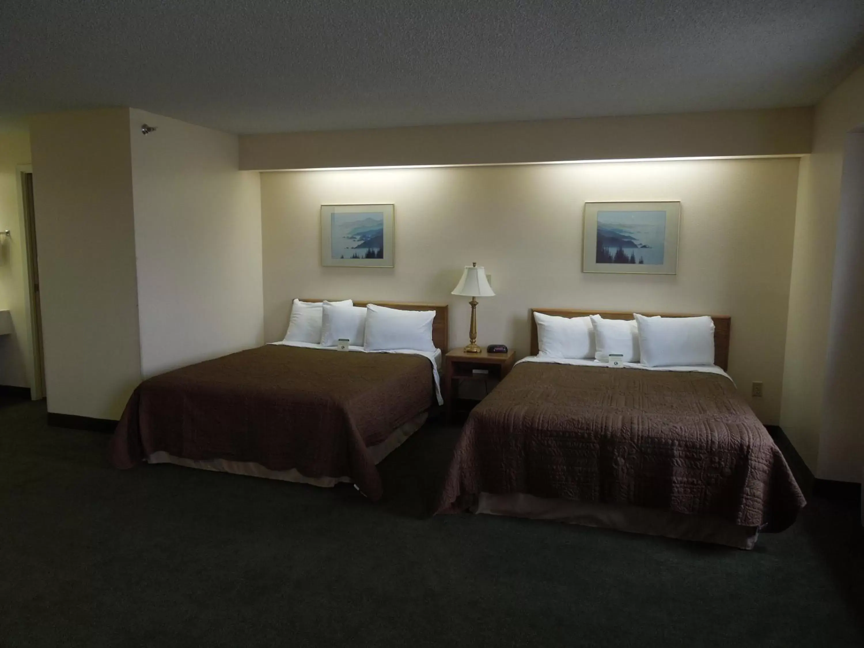 Photo of the whole room, Bed in Americas Best Value Inn Kalispell