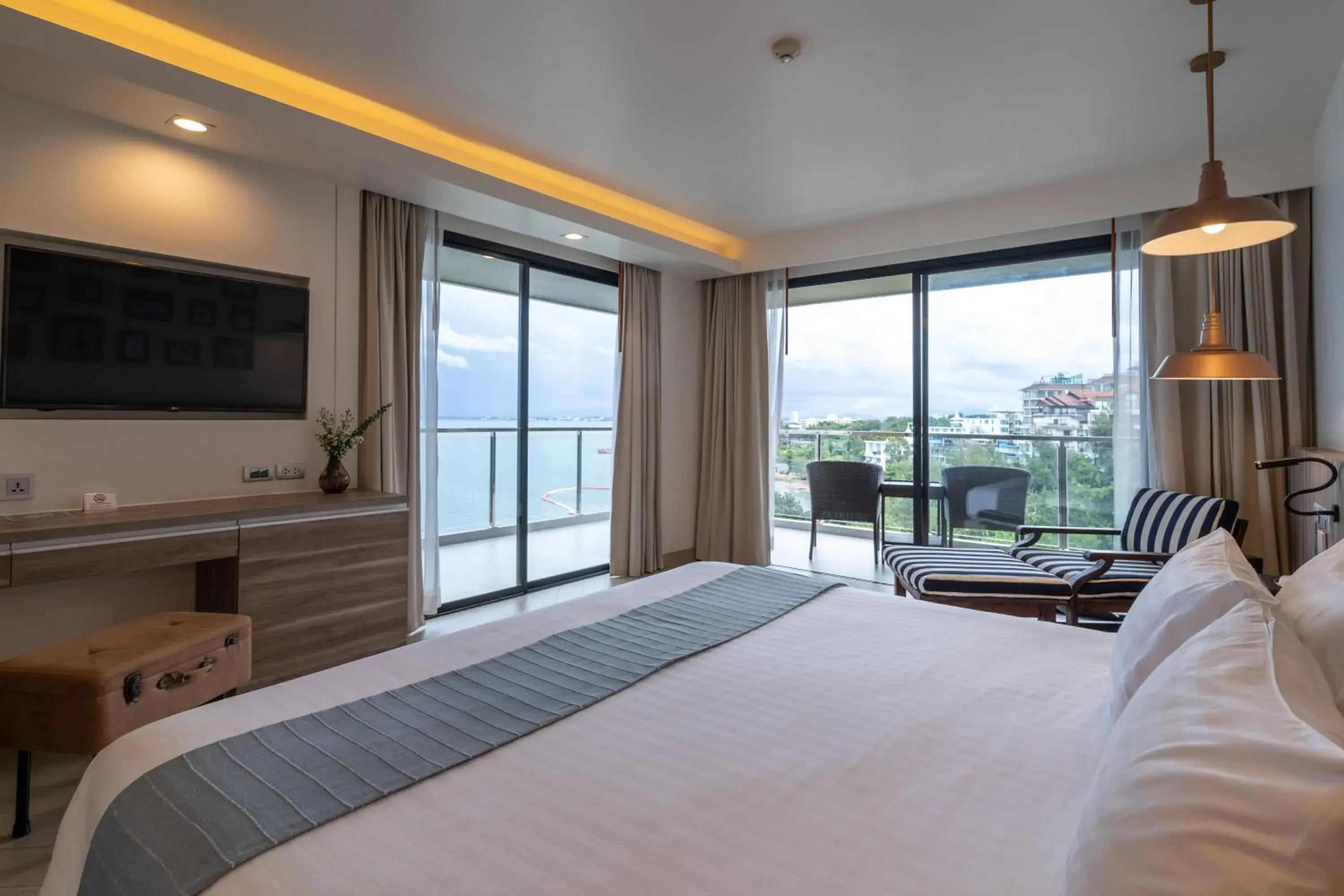 Bedroom, Bed in Golden Tulip Pattaya Beach Resort