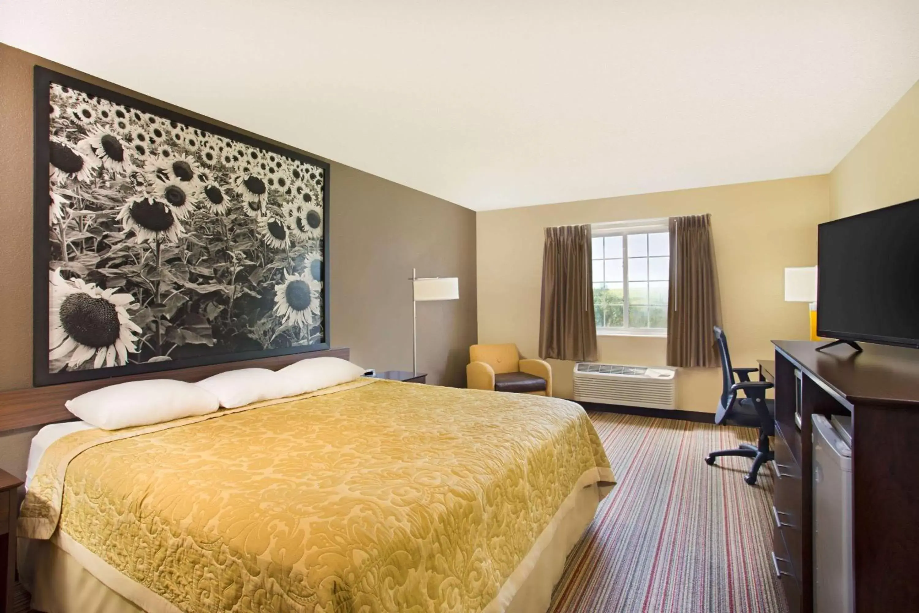 Photo of the whole room, Bed in Super 8 by Wyndham New Hampton