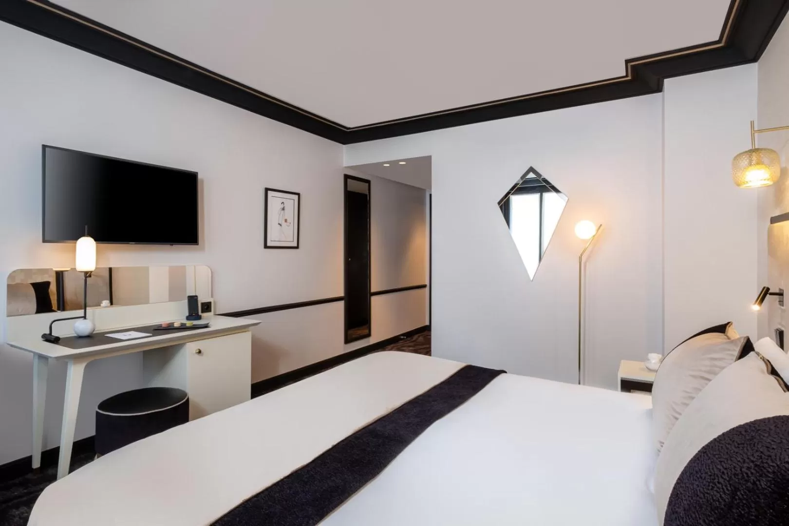 Photo of the whole room, Bed in Hôtel le Derby Alma by Inwood Hotels