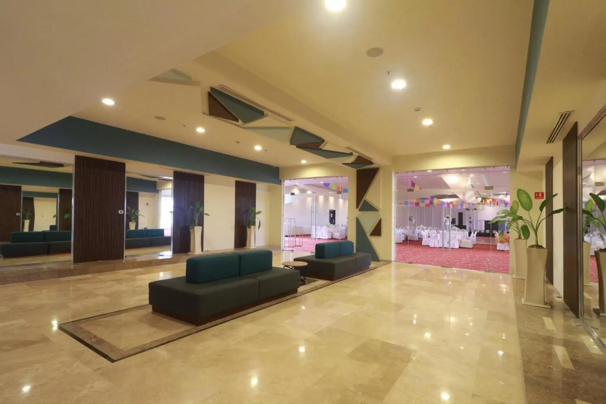 Restaurant/places to eat, Lobby/Reception in Holiday Inn Tuxpan - Convention Center, an IHG Hotel