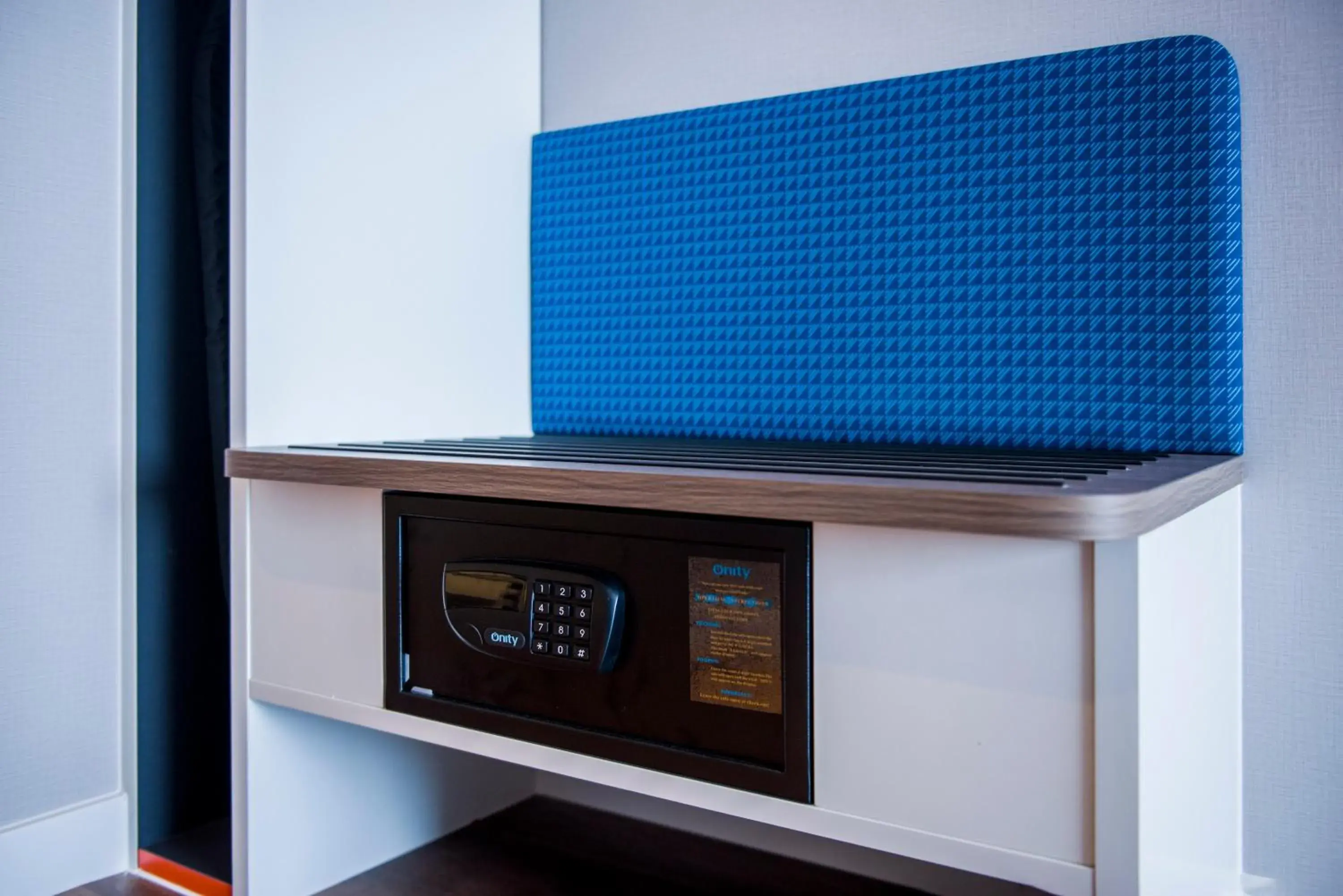 Bedroom, TV/Entertainment Center in Holiday Inn Express Foshan Beijiao, an IHG Hotel