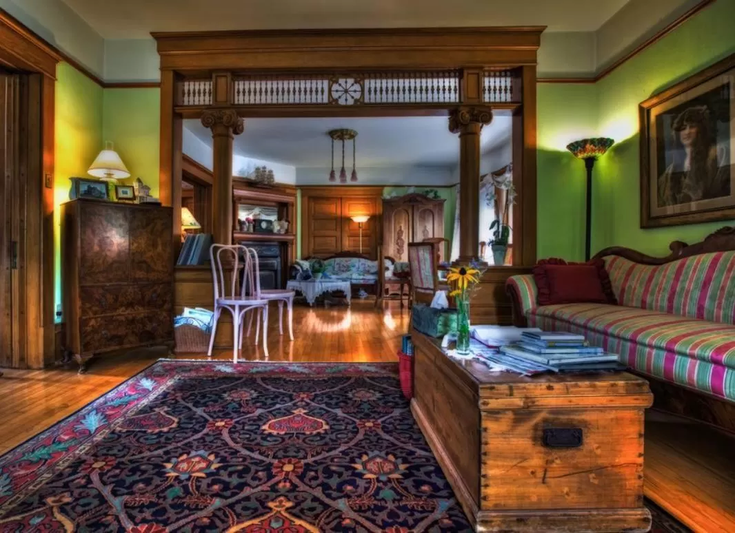 Communal lounge/ TV room in White Lace Inn