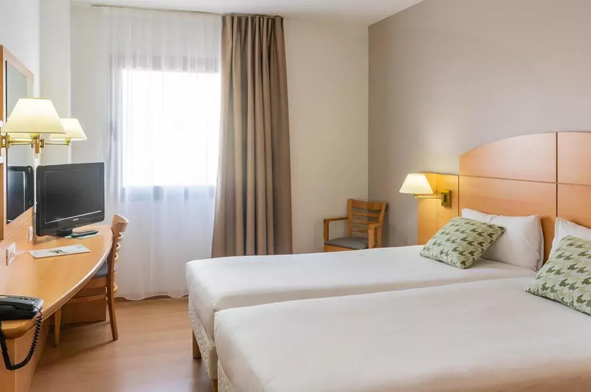 Photo of the whole room, Bed in Campanile Madrid Alcalá de Henares