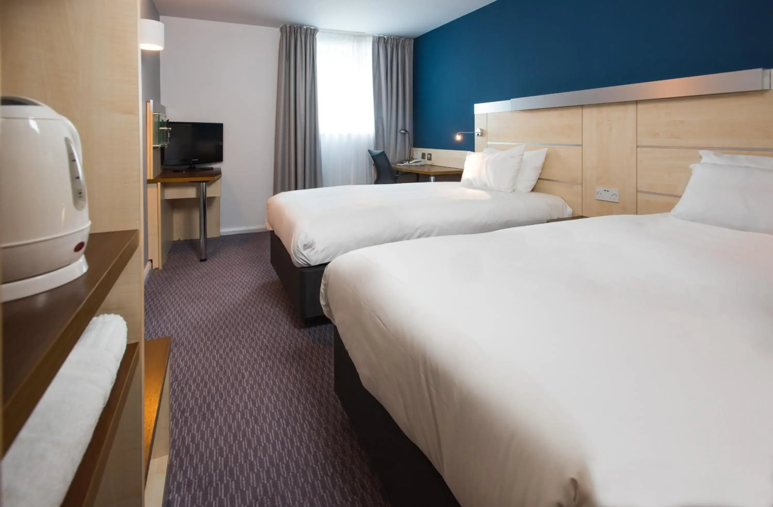 Photo of the whole room, Bed in Holiday Inn Express Swindon City Centre