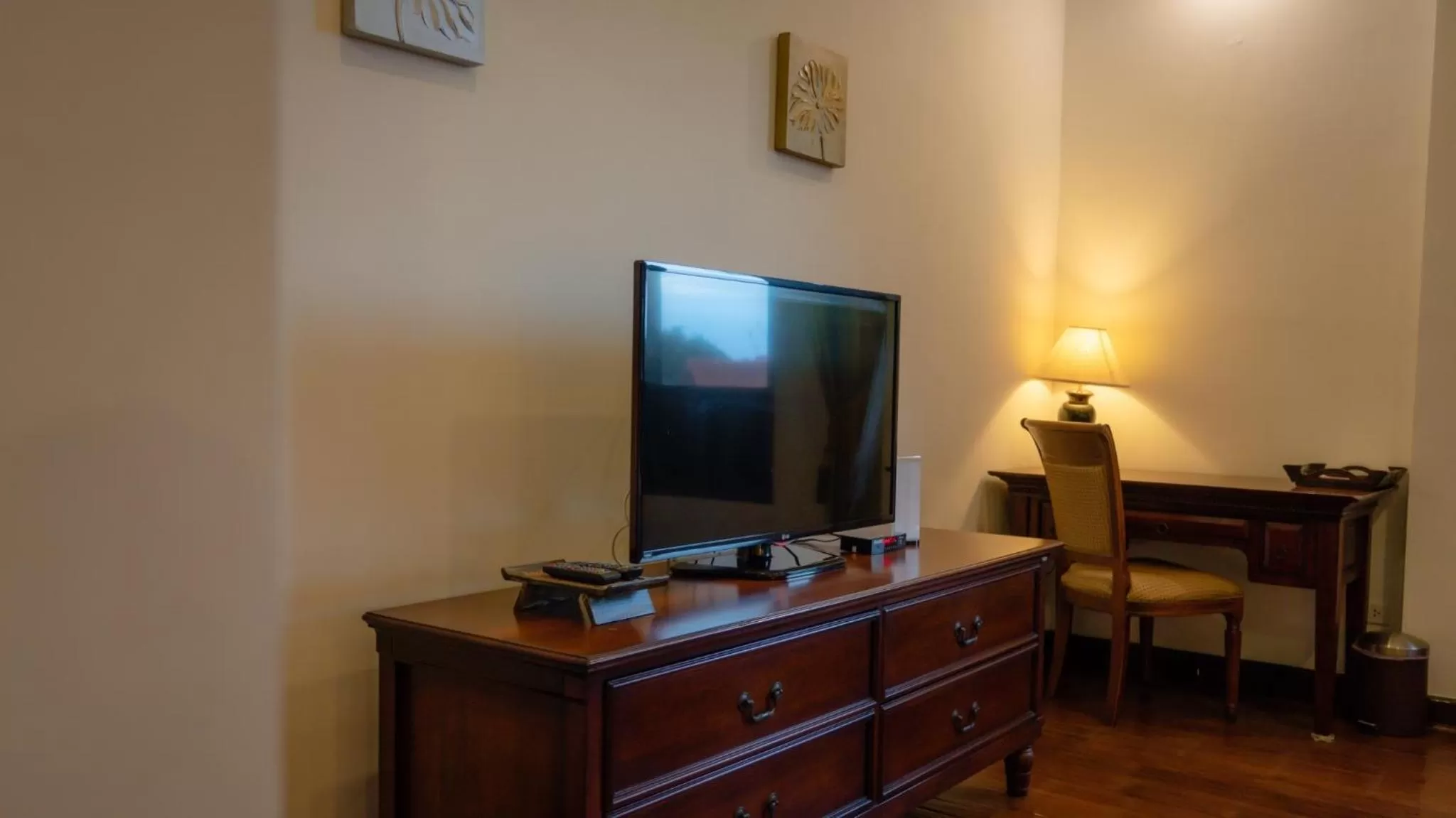 Bedroom, TV/Entertainment Center in Cheva Gallery Boutique Hotel