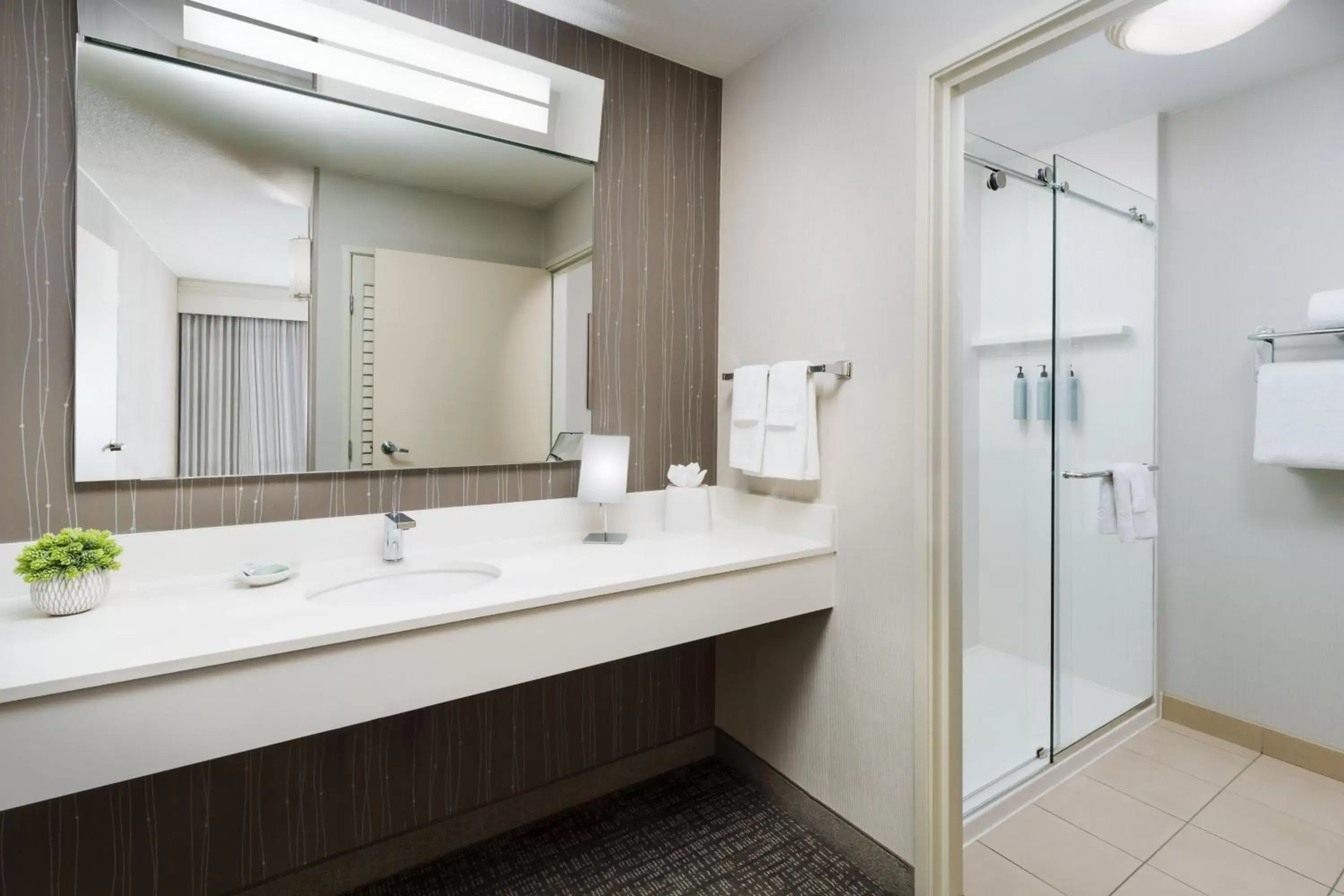 Bathroom in Courtyard by Marriott Roseville Galleria Mall/Creekside Ridge Drive